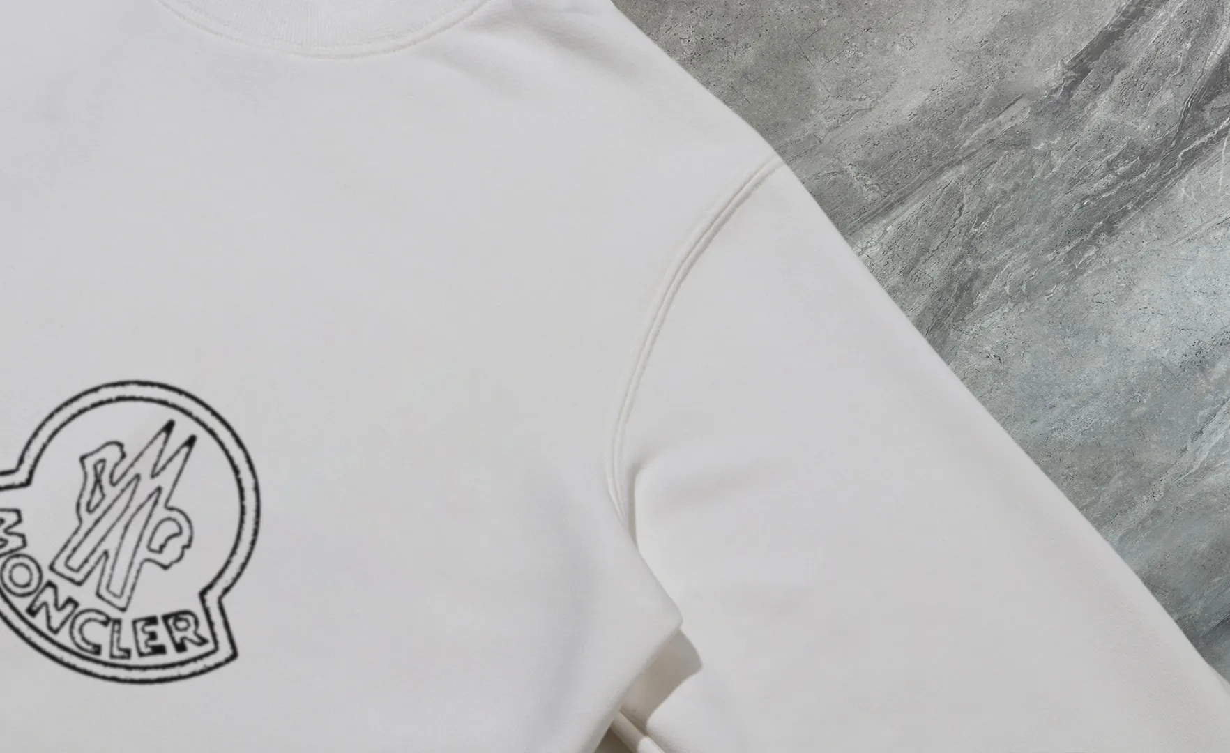 P210 High-version sweatshirt) [Long-term stock] 〖𝐌𝐎𝐍𝐂𝐋𝐄𝐑~Mask〗 Made of 440g heavy-weight fabric. It is different from the market currency. It can be matched with any variety and is properly handsome. 😎The whole dress is made of double waistcoats. The double waistcoats make the whole dress more three-dimensional. Not ordinary factories can do such fine work. 2025 Spring runway version of the T stage, on sale at the counter, round neck terry sweatshirt, high-end double-strand pure cotton, custom-made stretch ribs, dyed in the same vat, complete with three standards, matched with exquisite embroidered LOGO on the chest, simple and advanced, same style for men and women. Color: black, apricot, white, size: S M L XL 2XL