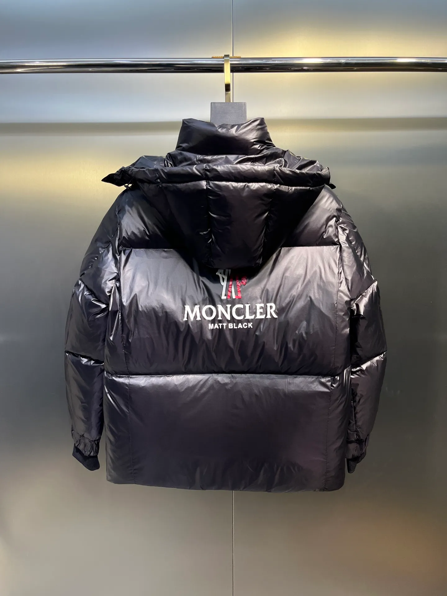 P1000 Moncler 🌟Mongolian official website 2025 autumn and winter new down jacket. Known as the most high-end down jacket in the industry, this 90-feather down jacket is complete with three labels and a classic logo combination. It is full of visual impact at first sight. It has better thermal performance, is light and not heavy, and has good loft recovery after compression, and it can gather heat and lock in temperature! Personalized color matching design, fresh and energetic! There are too many versions circulating on the market. In addition to the different fabric workmanship, the biggest difference is that the filling is not goose down at all but feather silk or tactile velvet, etc. It is not easy to tell the difference for those who don’t know. In addition, the fabrics and workmanship are definitely not of the same level. In short, look for us and you will never go astray. All exclusive full colors are purchased and developed with genuine products. If you understand the quality of our down jackets, you can trust us and recommend them with your eyes closed. All three standards are complete! Unisex series size: 12345