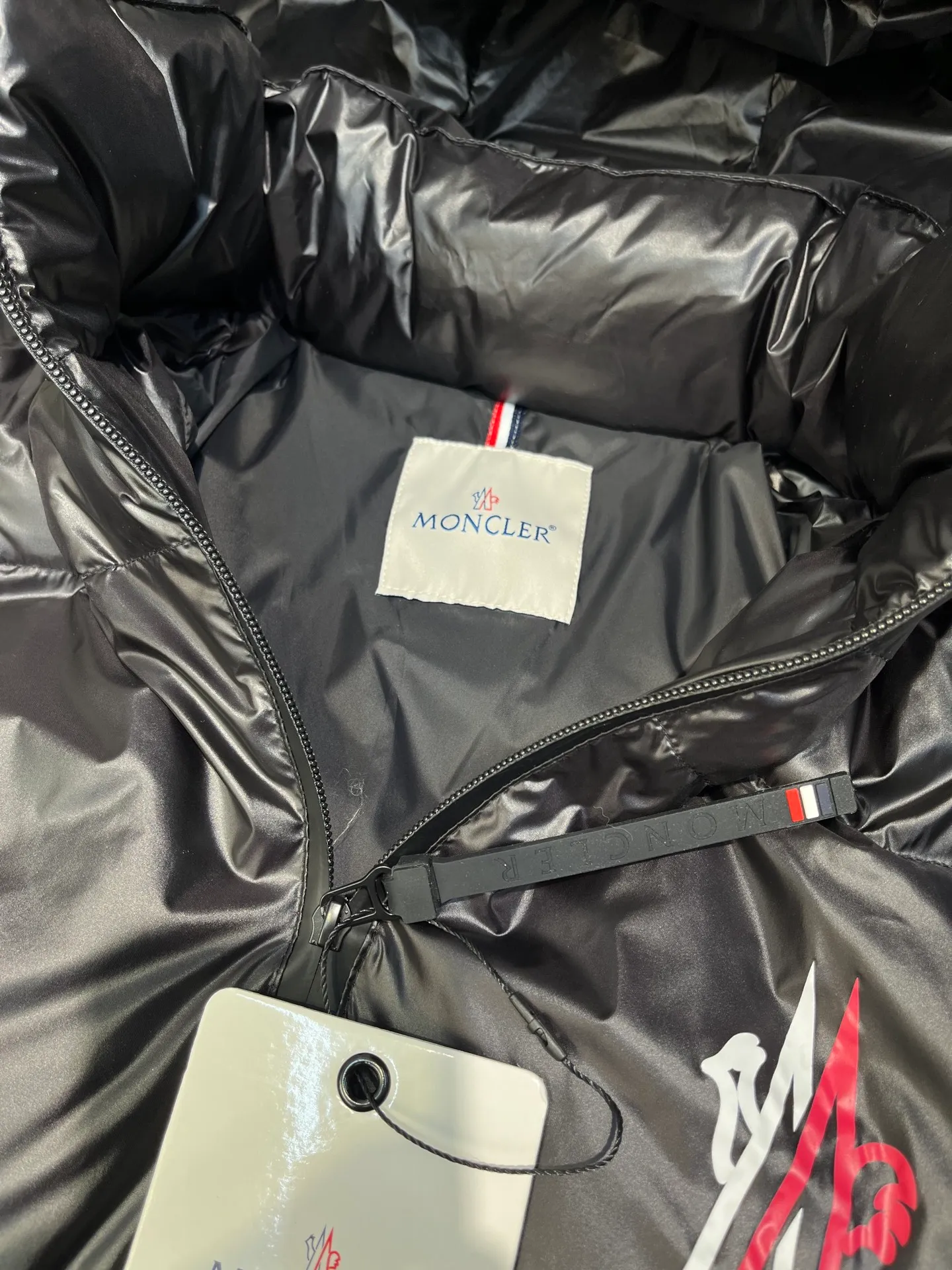 P1000 Moncler 🌟Mongolian official website 2025 autumn and winter new down jacket. Known as the most high-end down jacket in the industry, this 90-feather down jacket is complete with three labels and a classic logo combination. It is full of visual impact at first sight. It has better thermal performance, is light and not heavy, and has good loft recovery after compression, and it can gather heat and lock in temperature! Personalized color matching design, fresh and energetic! There are too many versions circulating on the market. In addition to the different fabric workmanship, the biggest difference is that the filling is not goose down at all but feather silk or tactile velvet, etc. It is not easy to tell the difference for those who don’t know. In addition, the fabrics and workmanship are definitely not of the same level. In short, look for us and you will never go astray. All exclusive full colors are purchased and developed with genuine products. If you understand the quality of our down jackets, you can trust us and recommend them with your eyes closed. All three standards are complete! Unisex series size: 12345