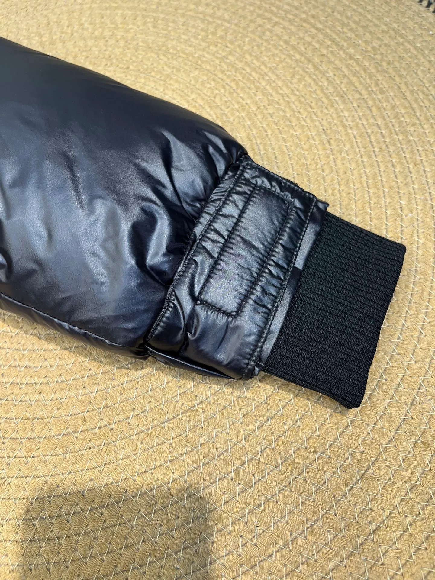 P1000 Moncler 🌟Mongolian official website 2025 autumn and winter new down jacket. Known as the most high-end down jacket in the industry, this 90-feather down jacket is complete with three labels and a classic logo combination. It is full of visual impact at first sight. It has better thermal performance, is light and not heavy, and has good loft recovery after compression, and it can gather heat and lock in temperature! Personalized color matching design, fresh and energetic! There are too many versions circulating on the market. In addition to the different fabric workmanship, the biggest difference is that the filling is not goose down at all but feather silk or tactile velvet, etc. It is not easy to tell the difference for those who don’t know. In addition, the fabrics and workmanship are definitely not of the same level. In short, look for us and you will never go astray. All exclusive full colors are purchased and developed with genuine products. If you understand the quality of our down jackets, you can trust us and recommend them with your eyes closed. All three standards are complete! Unisex series size: 12345