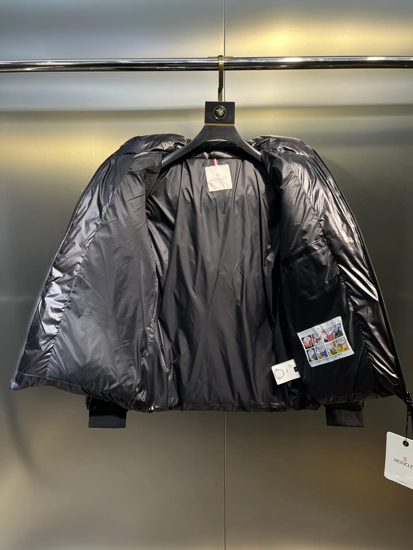 P1000 Moncler 🌟Mongolian official website 2025 autumn and winter new down jacket. Known as the most high-end down jacket in the industry, this 90-feather down jacket is complete with three labels and a classic logo combination. It is full of visual impact at first sight. It has better thermal performance, is light and not heavy, and has good loft recovery after compression, and it can gather heat and lock in temperature! Personalized color matching design, fresh and energetic! There are too many versions circulating on the market. In addition to the different fabric workmanship, the biggest difference is that the filling is not goose down at all but feather silk or tactile velvet, etc. It is not easy to tell the difference for those who don’t know. In addition, the fabrics and workmanship are definitely not of the same level. In short, look for us and you will never go astray. All exclusive full colors are purchased and developed with genuine products. If you understand the quality of our down jackets, you can trust us and recommend them with your eyes closed. All three standards are complete! Unisex series size: 12345