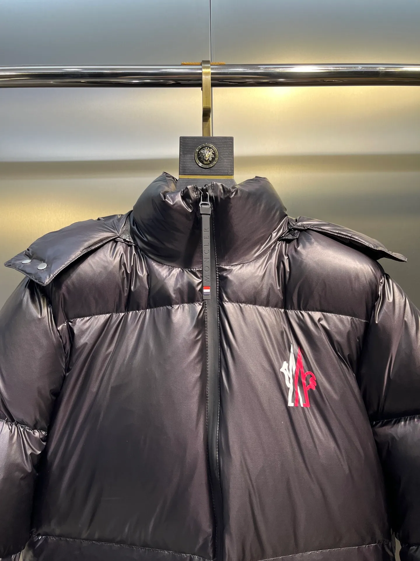 P1000 Moncler 🌟Mongolian official website 2025 autumn and winter new down jacket. Known as the most high-end down jacket in the industry, this 90-feather down jacket is complete with three labels and a classic logo combination. It is full of visual impact at first sight. It has better thermal performance, is light and not heavy, and has good loft recovery after compression, and it can gather heat and lock in temperature! Personalized color matching design, fresh and energetic! There are too many versions circulating on the market. In addition to the different fabric workmanship, the biggest difference is that the filling is not goose down at all but feather silk or tactile velvet, etc. It is not easy to tell the difference for those who don’t know. In addition, the fabrics and workmanship are definitely not of the same level. In short, look for us and you will never go astray. All exclusive full colors are purchased and developed with genuine products. If you understand the quality of our down jackets, you can trust us and recommend them with your eyes closed. All three standards are complete! Unisex series size: 12345
