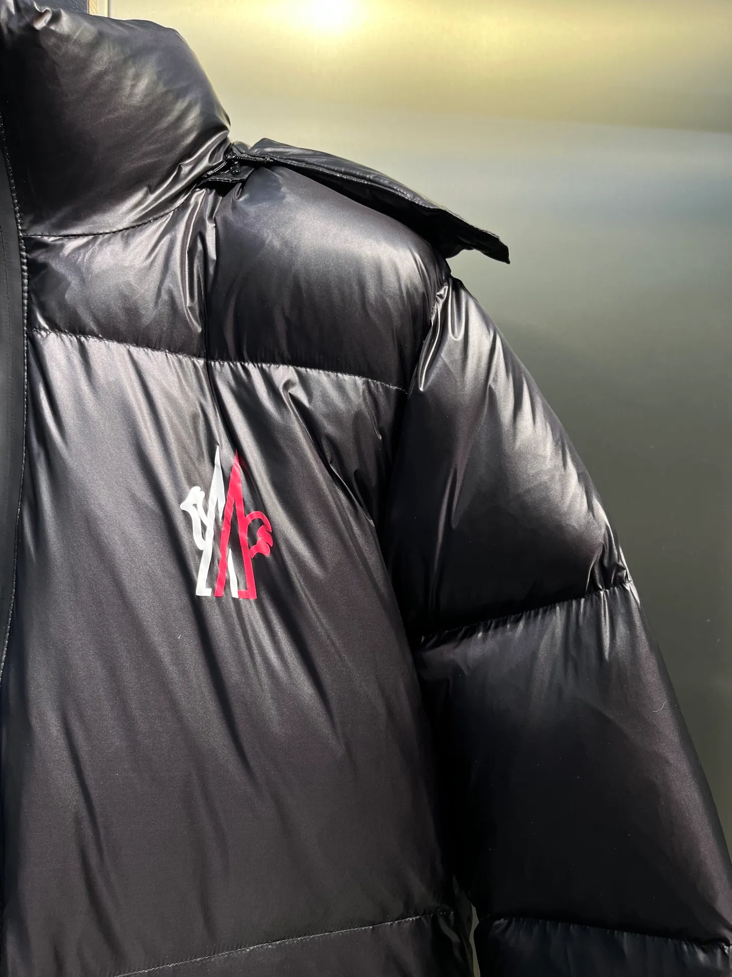 P1000 Moncler 🌟Mongolian official website 2025 autumn and winter new down jacket. Known as the most high-end down jacket in the industry, this 90-feather down jacket is complete with three labels and a classic logo combination. It is full of visual impact at first sight. It has better thermal performance, is light and not heavy, and has good loft recovery after compression, and it can gather heat and lock in temperature! Personalized color matching design, fresh and energetic! There are too many versions circulating on the market. In addition to the different fabric workmanship, the biggest difference is that the filling is not goose down at all but feather silk or tactile velvet, etc. It is not easy to tell the difference for those who don’t know. In addition, the fabrics and workmanship are definitely not of the same level. In short, look for us and you will never go astray. All exclusive full colors are purchased and developed with genuine products. If you understand the quality of our down jackets, you can trust us and recommend them with your eyes closed. All three standards are complete! Unisex series size: 12345