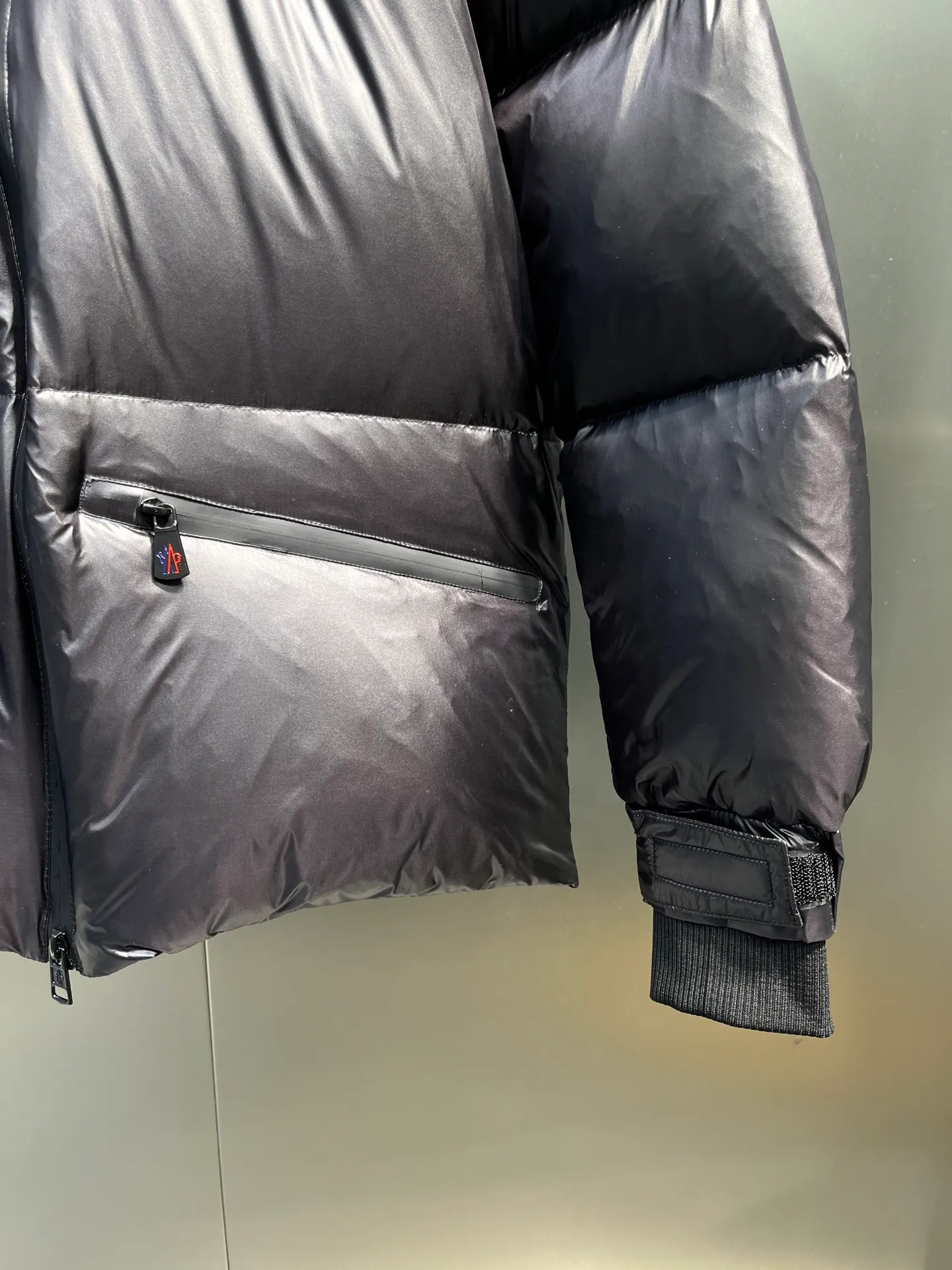 P1000 Moncler 🌟Mongolian official website 2025 autumn and winter new down jacket. Known as the most high-end down jacket in the industry, this 90-feather down jacket is complete with three labels and a classic logo combination. It is full of visual impact at first sight. It has better thermal performance, is light and not heavy, and has good loft recovery after compression, and it can gather heat and lock in temperature! Personalized color matching design, fresh and energetic! There are too many versions circulating on the market. In addition to the different fabric workmanship, the biggest difference is that the filling is not goose down at all but feather silk or tactile velvet, etc. It is not easy to tell the difference for those who don’t know. In addition, the fabrics and workmanship are definitely not of the same level. In short, look for us and you will never go astray. All exclusive full colors are purchased and developed with genuine products. If you understand the quality of our down jackets, you can trust us and recommend them with your eyes closed. All three standards are complete! Unisex series size: 12345