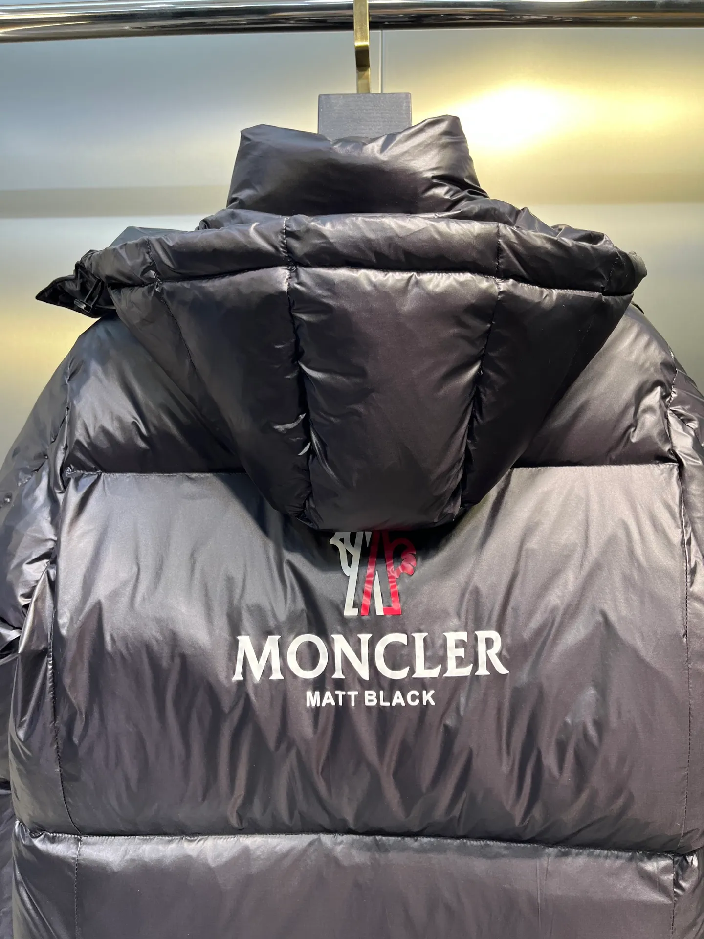 P1000 Moncler 🌟Mongolian official website 2025 autumn and winter new down jacket. Known as the most high-end down jacket in the industry, this 90-feather down jacket is complete with three labels and a classic logo combination. It is full of visual impact at first sight. It has better thermal performance, is light and not heavy, and has good loft recovery after compression, and it can gather heat and lock in temperature! Personalized color matching design, fresh and energetic! There are too many versions circulating on the market. In addition to the different fabric workmanship, the biggest difference is that the filling is not goose down at all but feather silk or tactile velvet, etc. It is not easy to tell the difference for those who don’t know. In addition, the fabrics and workmanship are definitely not of the same level. In short, look for us and you will never go astray. All exclusive full colors are purchased and developed with genuine products. If you understand the quality of our down jackets, you can trust us and recommend them with your eyes closed. All three standards are complete! Unisex series size: 12345