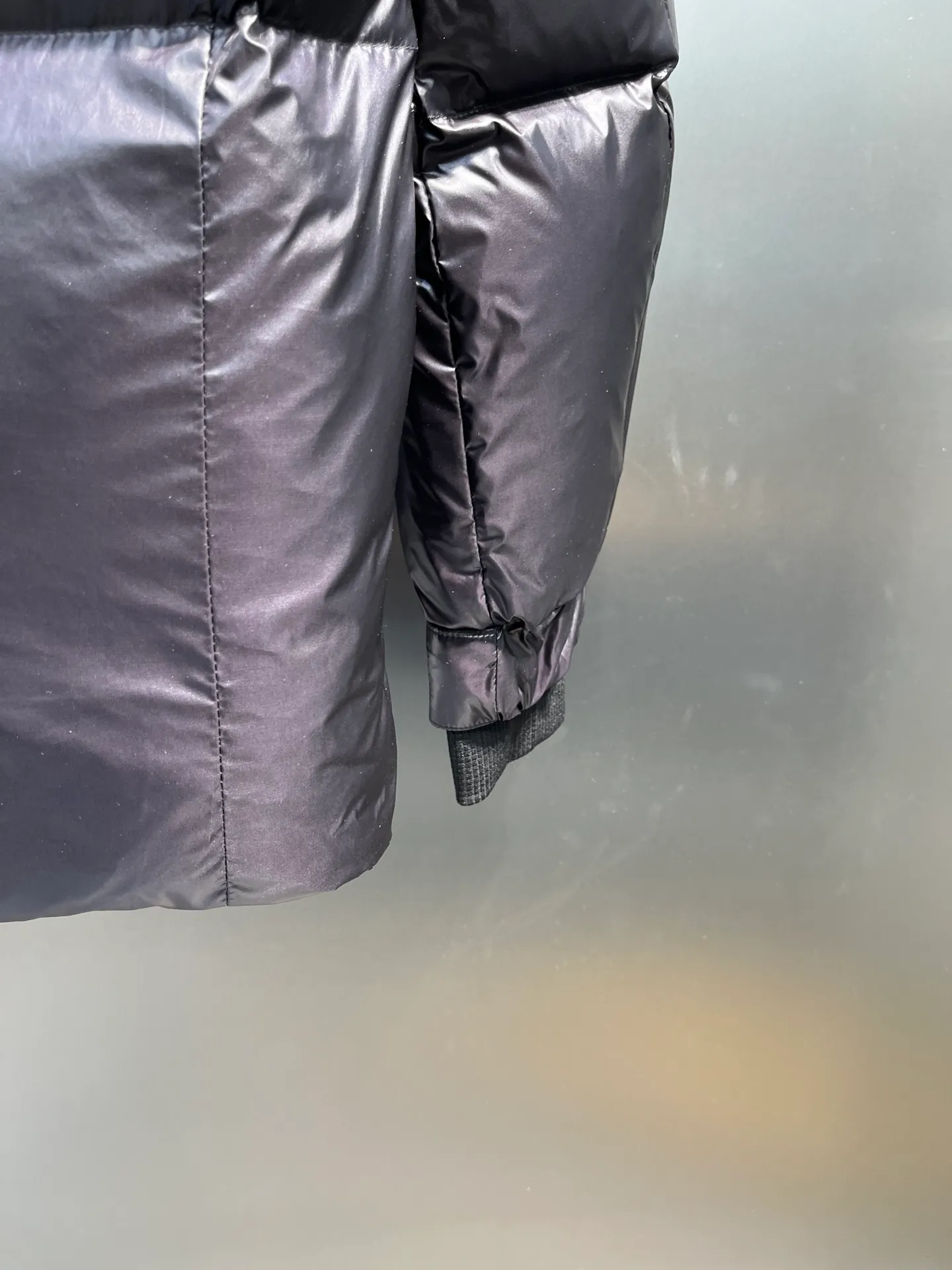 P1000 Moncler 🌟Mongolian official website 2025 autumn and winter new down jacket. Known as the most high-end down jacket in the industry, this 90-feather down jacket is complete with three labels and a classic logo combination. It is full of visual impact at first sight. It has better thermal performance, is light and not heavy, and has good loft recovery after compression, and it can gather heat and lock in temperature! Personalized color matching design, fresh and energetic! There are too many versions circulating on the market. In addition to the different fabric workmanship, the biggest difference is that the filling is not goose down at all but feather silk or tactile velvet, etc. It is not easy to tell the difference for those who don’t know. In addition, the fabrics and workmanship are definitely not of the same level. In short, look for us and you will never go astray. All exclusive full colors are purchased and developed with genuine products. If you understand the quality of our down jackets, you can trust us and recommend them with your eyes closed. All three standards are complete! Unisex series size: 12345