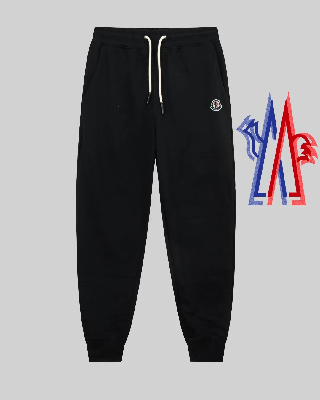 P270 (top version, different currency) ✨Moncler SS Autumn and Winter Show Slim-fitting line logo embroidered simple Logo sweatpants 380g weight compatible with all body types Black and white drawstring design on the waist elastic band Customized drawstring pockets with diagonal pocket design on both sides There is also a small pocket on the back Color: Black Size S-XL