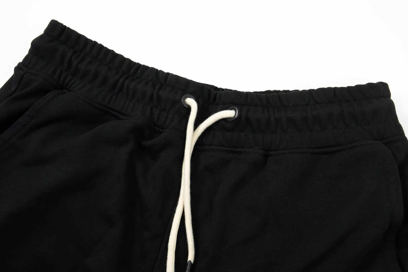 P270 (top version, different currency) ✨Moncler SS Autumn and Winter Show Slim-fitting line logo embroidered simple Logo sweatpants 380g weight compatible with all body types Black and white drawstring design on the waist elastic band Customized drawstring pockets with diagonal pocket design on both sides There is also a small pocket on the back Color: Black Size S-XL