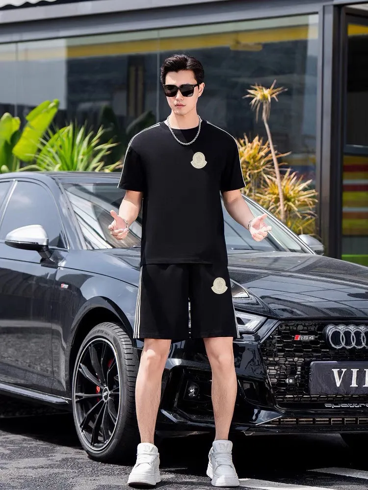 P560 Brand [MONCLER Mouth Covered] 2025 round neck short-sleeved shorts suit. The pure cotton fabric upper body will not be stuffy, the smooth and comfortable skin-friendly effect is more breathable, the fabric has its own texture, classic logo technology, a new interpretation from a unique angle, the first choice for fashion and versatility! Size: M-3XL (maximum wear: 190 pounds)