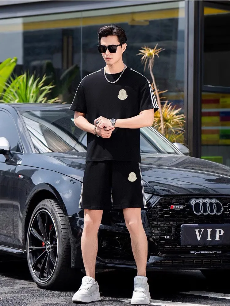 P560 Brand [MONCLER Mouth Covered] 2025 round neck short-sleeved shorts suit. The pure cotton fabric upper body will not be stuffy, the smooth and comfortable skin-friendly effect is more breathable, the fabric has its own texture, classic logo technology, a new interpretation from a unique angle, the first choice for fashion and versatility! Size: M-3XL (maximum wear: 190 pounds)