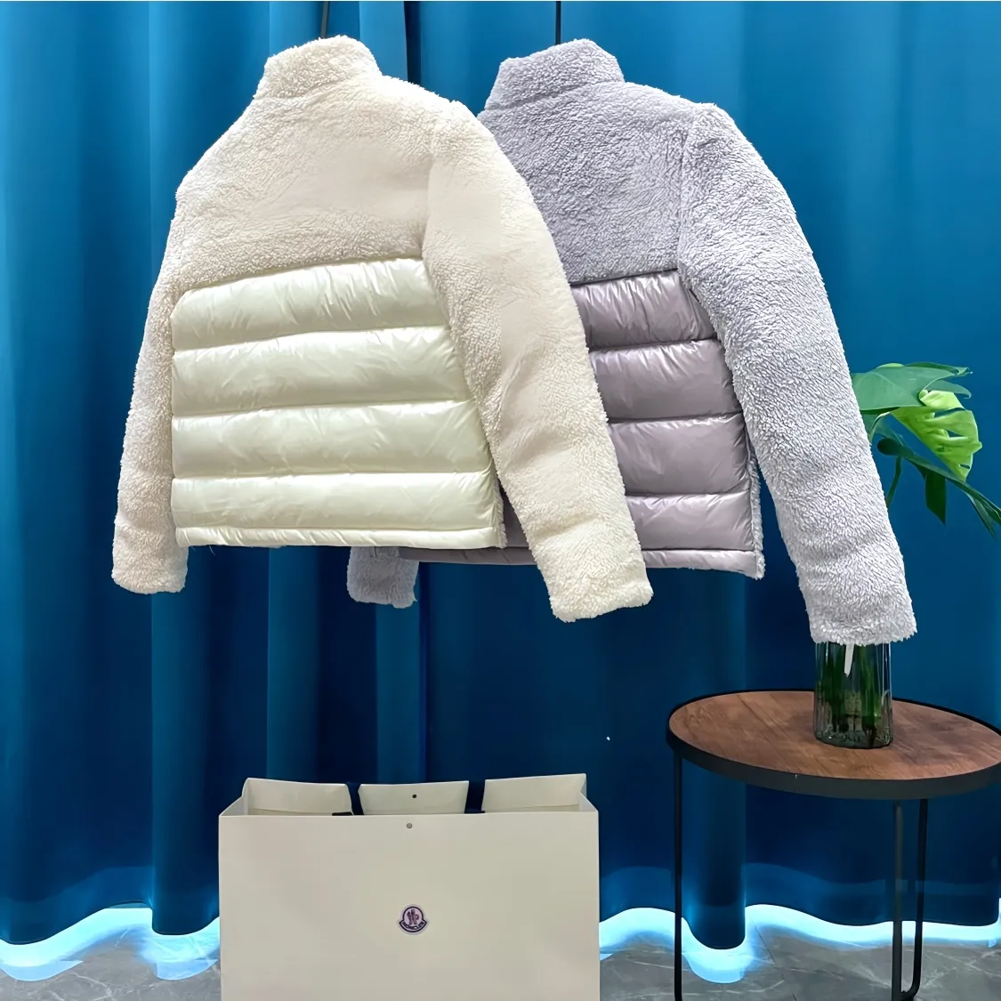 P900 Moncler ➡️ New style 🦢 goose down, lamb wool splicing stand collar down jacket, jacket, women's model MONCLER Moncler bursts with street style new design, fashionable and versatile, comfortable, breathable, mouth down jacket ~ supports NFC chip sensor, and is on sale simultaneously on the official website! This down jacket has a great sense of design and looks. You can buy it directly due to quality control. It’s a high-end product that you can’t go wrong with! Simple and elegant design ~ and engraved with 1ogo letters ~ the overall design makes this dress unique! It is made of imported technical fabrics and is filled with 90% white goose down. The texture and shape of the fabric are exquisite. You can feel its strong aura through the detailed pictures. It also has superior handsomeness and thermal insulation performance. It can be easily worn in various occasions! With polythermal insulation, you don’t have to worry about a little chill! The placket is designed with a leather zipper, which is both fashionable and functional. It not only highlights the shape but also keeps warm. The leather pocket design makes the whole style more luxurious!