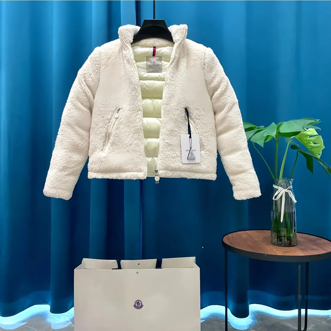 P900 Moncler ➡️ New style 🦢 goose down, lamb wool splicing stand collar down jacket, jacket, women's model MONCLER Moncler bursts with street style new design, fashionable and versatile, comfortable, breathable, mouth down jacket ~ supports NFC chip sensor, and is on sale simultaneously on the official website! This down jacket has a great sense of design and looks. You can buy it directly due to quality control. It’s a high-end product that you can’t go wrong with! Simple and elegant design ~ and engraved with 1ogo letters ~ the overall design makes this dress unique! It is made of imported technical fabrics and is filled with 90% white goose down. The texture and shape of the fabric are exquisite. You can feel its strong aura through the detailed pictures. It also has superior handsomeness and thermal insulation performance. It can be easily worn in various occasions! With polythermal insulation, you don’t have to worry about a little chill! The placket is designed with a leather zipper, which is both fashionable and functional. It not only highlights the shape but also keeps warm. The leather pocket design makes the whole style more luxurious!
