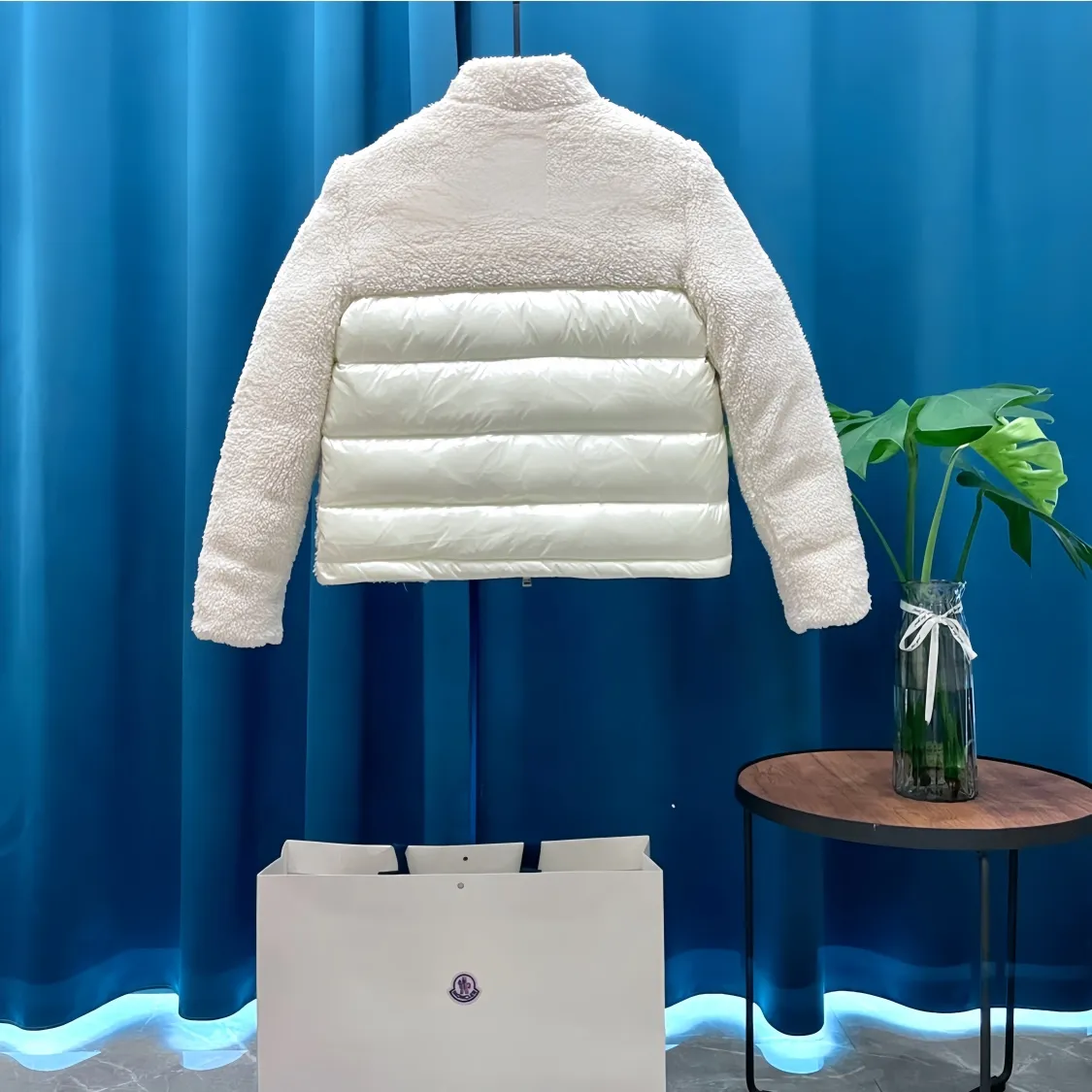 P900 Moncler ➡️ New style 🦢 goose down, lamb wool splicing stand collar down jacket, jacket, women's model MONCLER Moncler bursts with street style new design, fashionable and versatile, comfortable, breathable, mouth down jacket ~ supports NFC chip sensor, and is on sale simultaneously on the official website! This down jacket has a great sense of design and looks. You can buy it directly due to quality control. It’s a high-end product that you can’t go wrong with! Simple and elegant design ~ and engraved with 1ogo letters ~ the overall design makes this dress unique! It is made of imported technical fabrics and is filled with 90% white goose down. The texture and shape of the fabric are exquisite. You can feel its strong aura through the detailed pictures. It also has superior handsomeness and thermal insulation performance. It can be easily worn in various occasions! With polythermal insulation, you don’t have to worry about a little chill! The placket is designed with a leather zipper, which is both fashionable and functional. It not only highlights the shape but also keeps warm. The leather pocket design makes the whole style more luxurious!