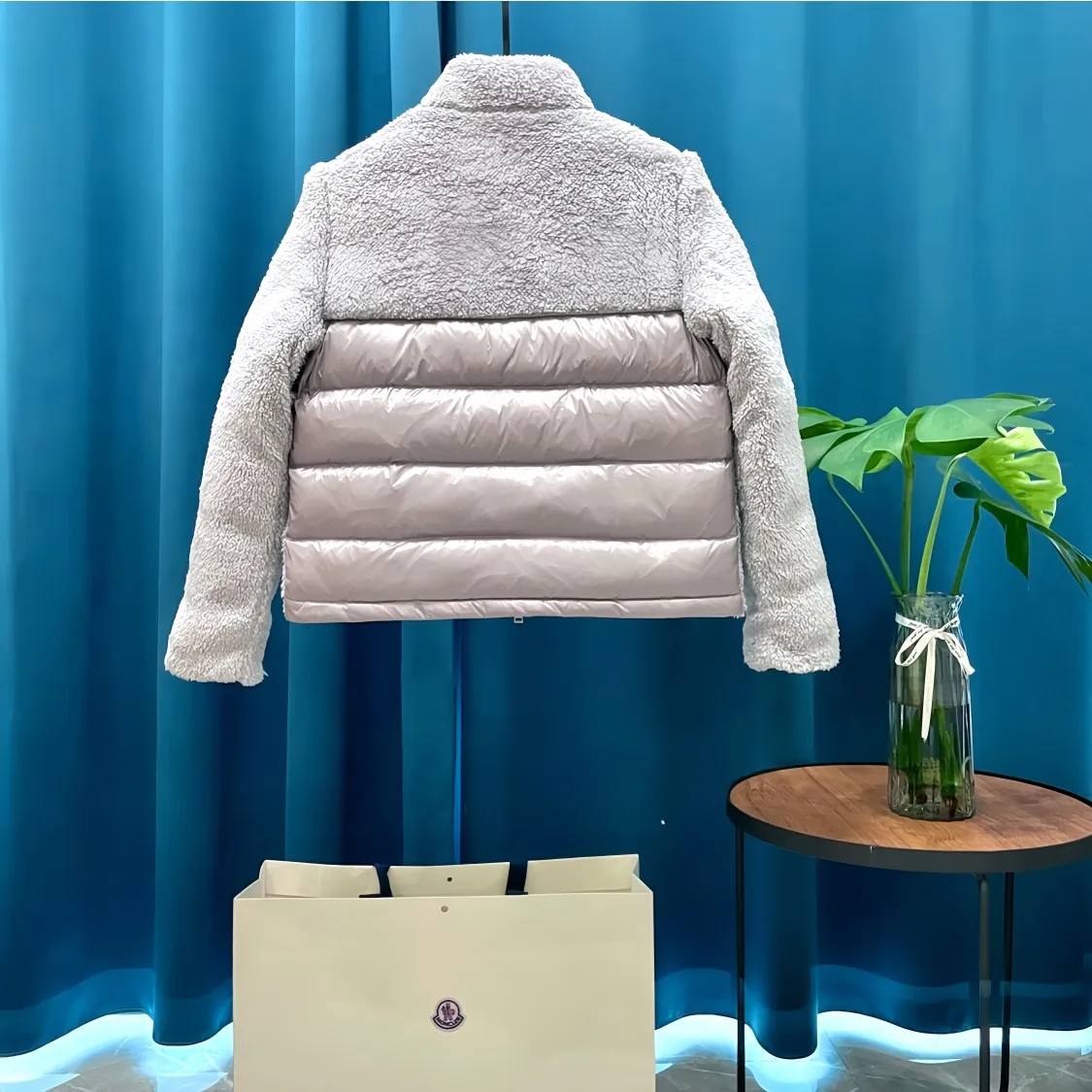 P900 Moncler ➡️ New style 🦢 goose down, lamb wool splicing stand collar down jacket, jacket, women's model MONCLER Moncler bursts with street style new design, fashionable and versatile, comfortable, breathable, mouth down jacket ~ supports NFC chip sensor, and is on sale simultaneously on the official website! This down jacket has a great sense of design and looks. You can buy it directly due to quality control. It’s a high-end product that you can’t go wrong with! Simple and elegant design ~ and engraved with 1ogo letters ~ the overall design makes this dress unique! It is made of imported technical fabrics and is filled with 90% white goose down. The texture and shape of the fabric are exquisite. You can feel its strong aura through the detailed pictures. It also has superior handsomeness and thermal insulation performance. It can be easily worn in various occasions! With polythermal insulation, you don’t have to worry about a little chill! The placket is designed with a leather zipper, which is both fashionable and functional. It not only highlights the shape but also keeps warm. The leather pocket design makes the whole style more luxurious!