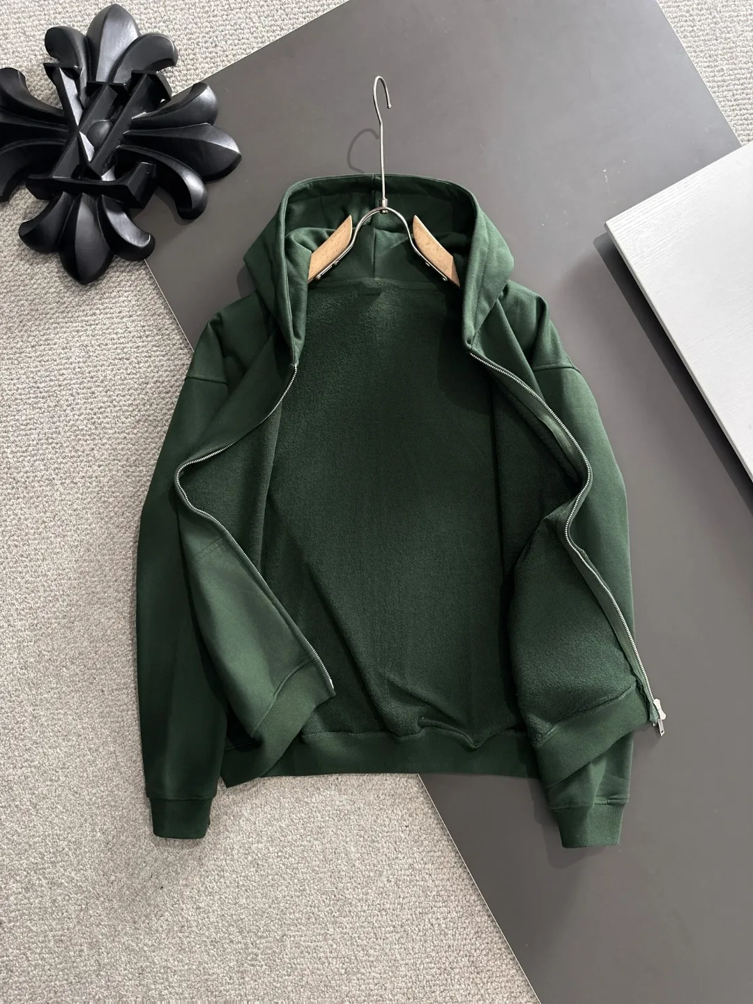 Next day delivery P460 High quality MONCLER/muzzle Exclusive debut of 25ss new autumn and winter lapel double zipper hooded sweatshirt jacket Many stars have the same style. Craftsmanship that ordinary small workshops cannot copy. We are not afraid of any challenges in terms of materials, detail restoration and craftsmanship, just to provide you with wonderful products. Compare the top original versions at will. No expense is spared just to do better. Unique imported fabric feel. Purely imported German machine production. Precision operation and thousands of needle density. A full set of new accessories with three standards can be customized at the same time. The upper body is versatile and fashionable. The perfect choice for autumn and winter. The must-have item. Size chart: S to XXL (or state your height and weight when placing an order)