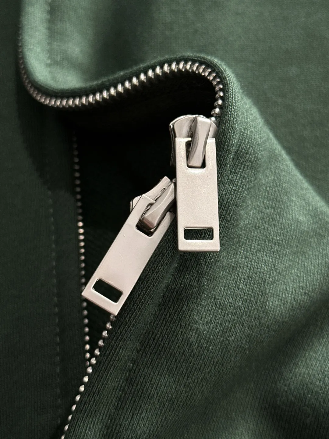Next day delivery P460 High quality MONCLER/muzzle Exclusive debut of 25ss new autumn and winter lapel double zipper hooded sweatshirt jacket Many stars have the same style. Craftsmanship that ordinary small workshops cannot copy. We are not afraid of any challenges in terms of materials, detail restoration and craftsmanship, just to provide you with wonderful products. Compare the top original versions at will. No expense is spared just to do better. Unique imported fabric feel. Purely imported German machine production. Precision operation and thousands of needle density. A full set of new accessories with three standards can be customized at the same time. The upper body is versatile and fashionable. The perfect choice for autumn and winter. The must-have item. Size chart: S to XXL (or state your height and weight when placing an order)