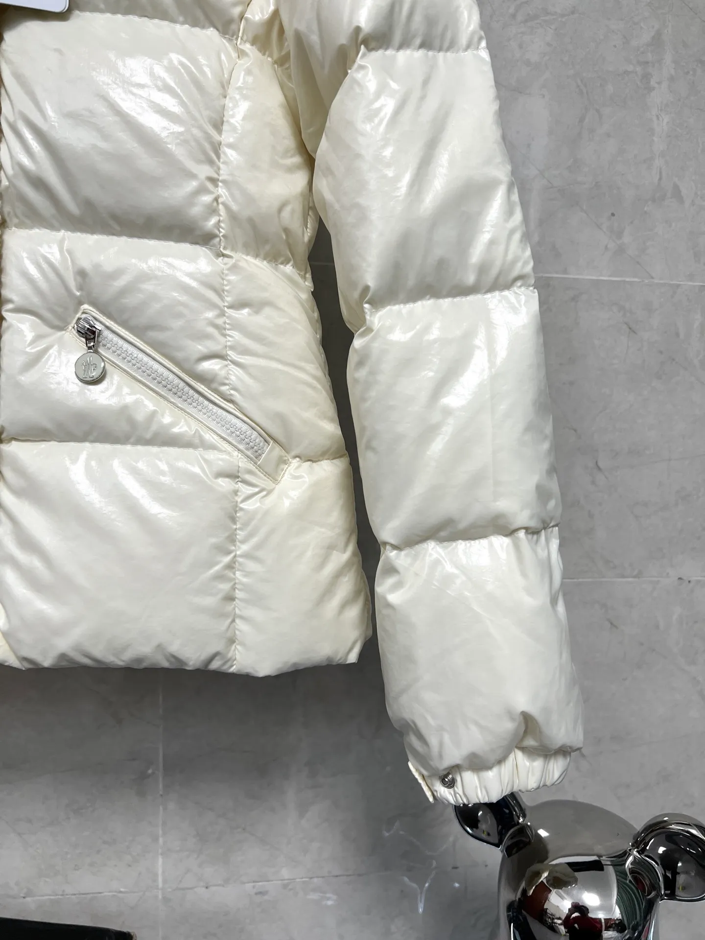 P900 Moncler Mouth GLAREINS Small Waist Hooded Floral Trimmed Small Waist Small Pocket Down Jacket The upgraded version of the small waist UP!! It is still a super slim waist style, with no-wash imitation wax leather fabric, and the brim collar and placket are matched with the same color twist braid design, which is full of elegance and suitable for various exquisite styles. A full set of hardware accessories, customized color matching snap buttons and sliders, 90 velvet filling. White Moonlight among the hottest items! Color: Black White Blue Red Size: 0123