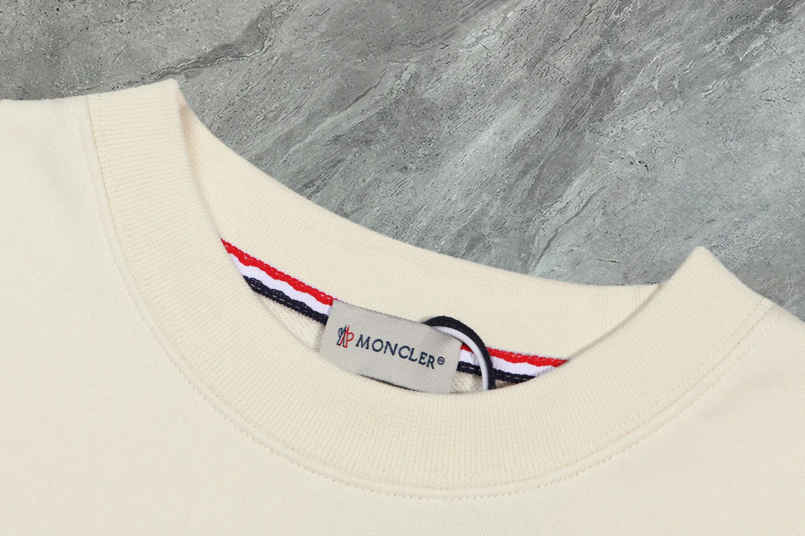 P210 High-version sweatshirt) [Long-term stock] 〖𝐌𝐎𝐍𝐂𝐋𝐄𝐑~Mask〗 Made of 440g heavy-weight fabric. It is different from the market currency. It can be matched with any variety and is properly handsome. 😎The whole dress is made of double waistcoats. The double waistcoats make the whole dress more three-dimensional. Not ordinary factories can do such fine work. 2025 Spring runway version of the T stage, on sale at the counter, round neck terry sweatshirt, high-end double-strand pure cotton, custom-made stretch ribs, dyed in the same vat, complete with three standards, matched with exquisite embroidered LOGO on the chest, simple and advanced, same style for men and women. Color: black, apricot, white, size: S M L XL 2XL