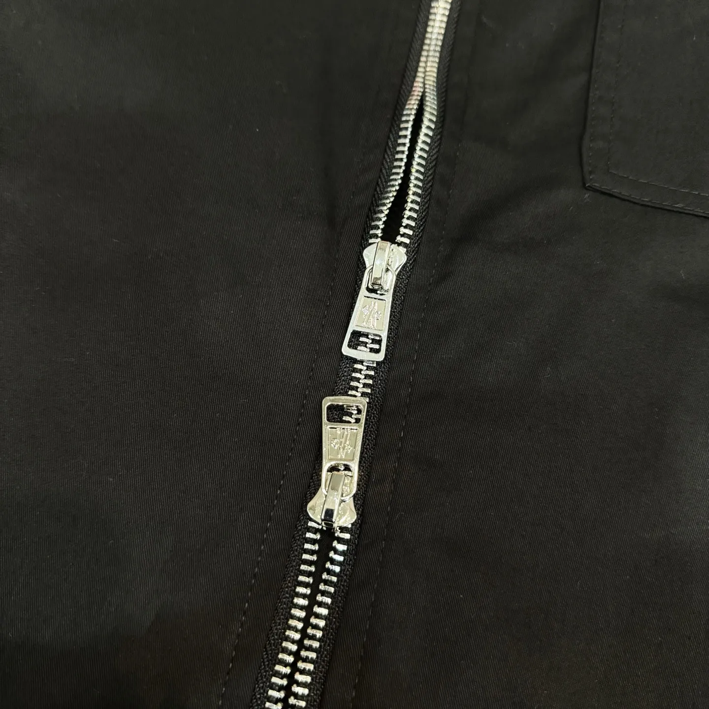 P310 Model No. Y38 Zippered Jacket with Small Label Pocket MONCLER Limited Counter Jacket Multiple Designs Fund Raising for Half a Month Made with Conscientiousness 300g Nylon Quality Broken Card Fabric Customized Original Laser Letter Buttons Internet Celebrity Hot Style Double-headed Original Uniform Customized Platinum Zipper Large Factory Workmanship Neat and Orderly Needlework Loose os Version Versatile Style Couple Style Hangtag Hanging Grains Washed Main Wheat Packaging Full set of accessories 📦 All details are real shots without beauty filters. Buy with confidence 📷 colour: black size: s m l xl
