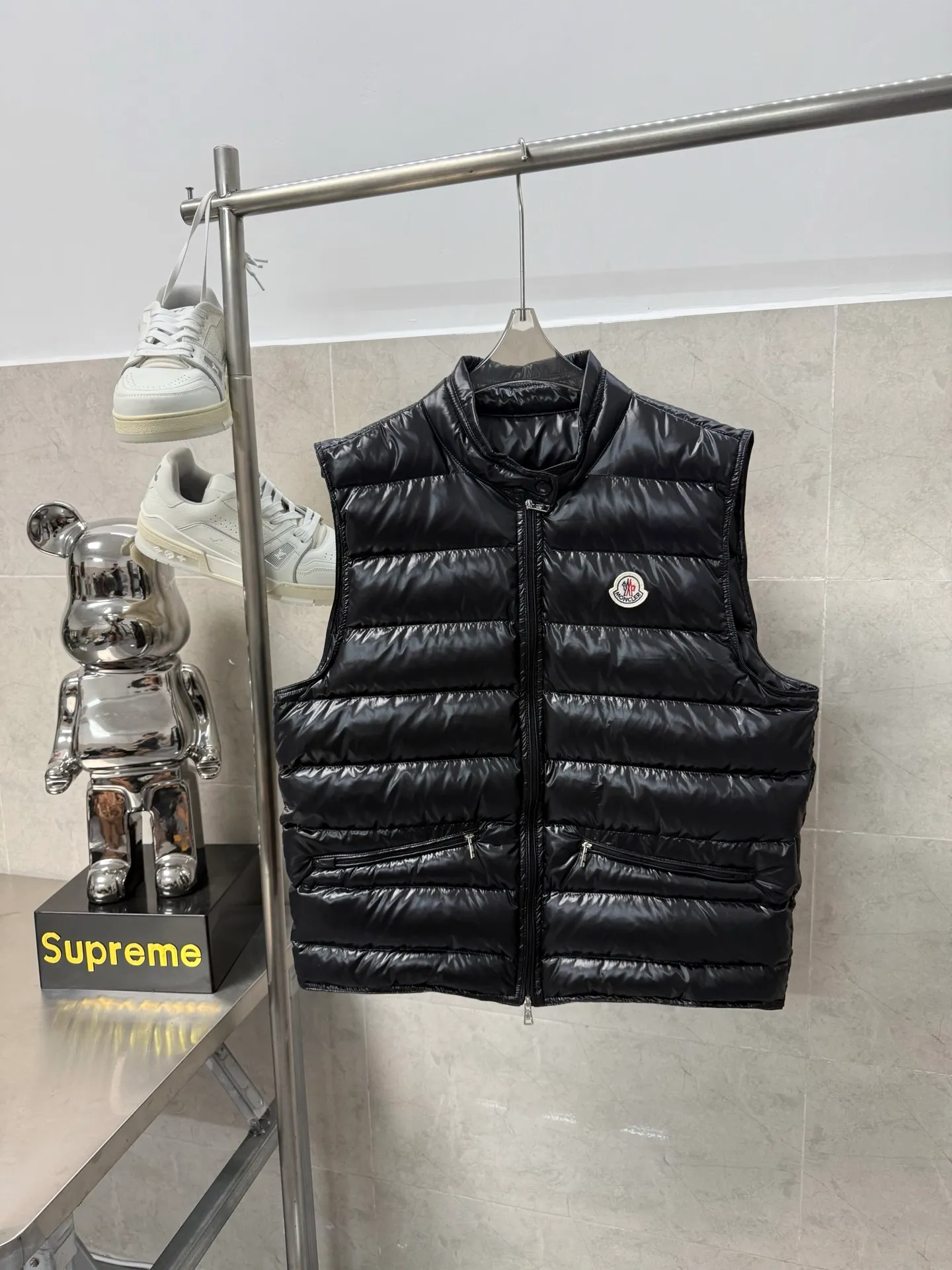 P540 Moncler Citala series new diagonal zipper small stand collar down vest It is also an evergreen model in the family. It is officially released every year and sells out every year! It is light and comfortable, has a simple style, and is practical and easy to wear. It is deeply loved by men and women, and girls with small sizes can easily control it! We are professional in down jackets, so you don’t have to worry about quality. After so many years, everyone knows it! Although this vest is a lightweight style, we also require fullness, and the throw can be said to be the limit, striving for perfection. Size: 123456