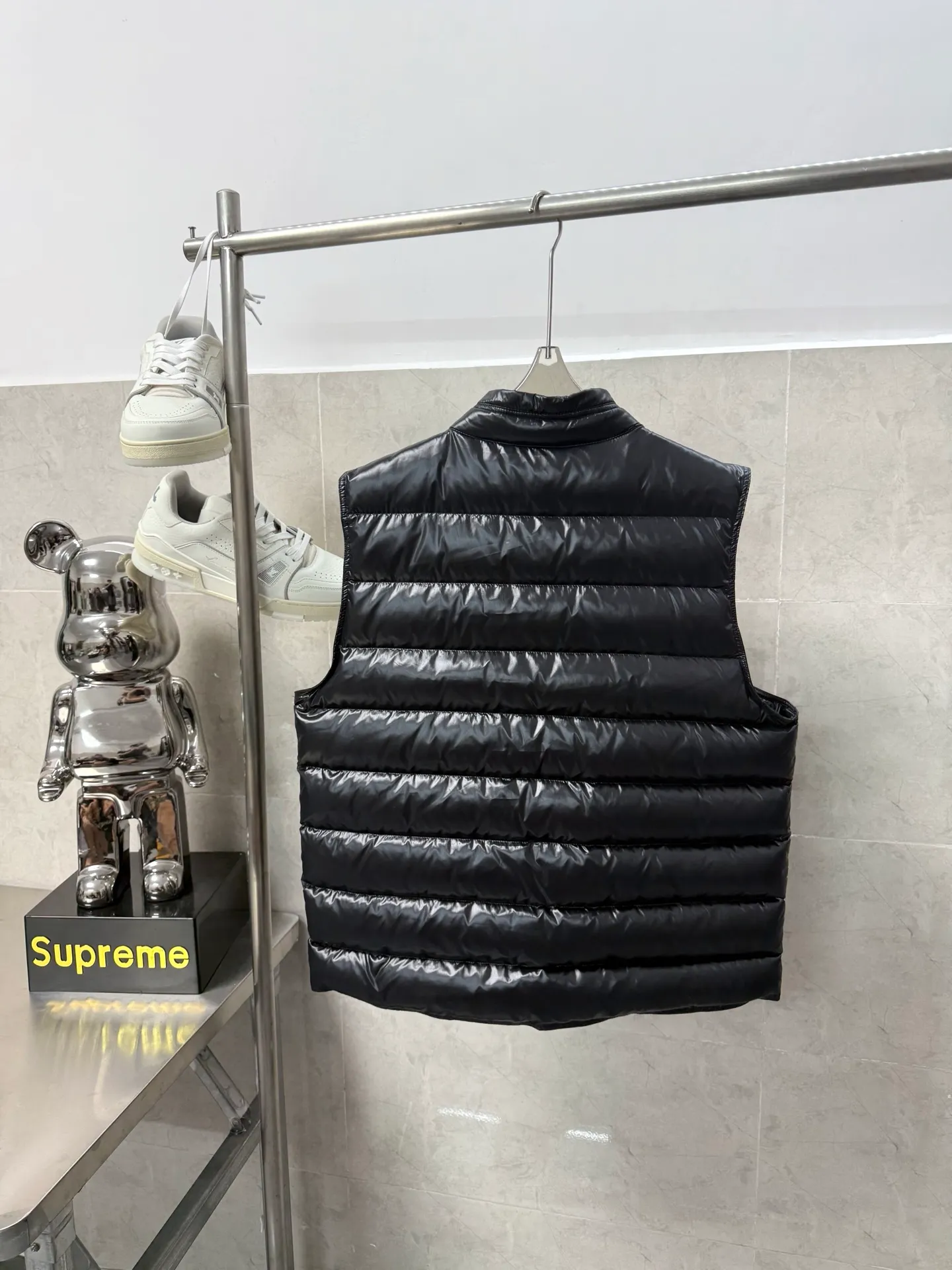 P540 Moncler Citala series new diagonal zipper small stand collar down vest It is also an evergreen model in the family. It is officially released every year and sells out every year! It is light and comfortable, has a simple style, and is practical and easy to wear. It is deeply loved by men and women, and girls with small sizes can easily control it! We are professional in down jackets, so you don’t have to worry about quality. After so many years, everyone knows it! Although this vest is a lightweight style, we also require fullness, and the throw can be said to be the limit, striving for perfection. Size: 123456