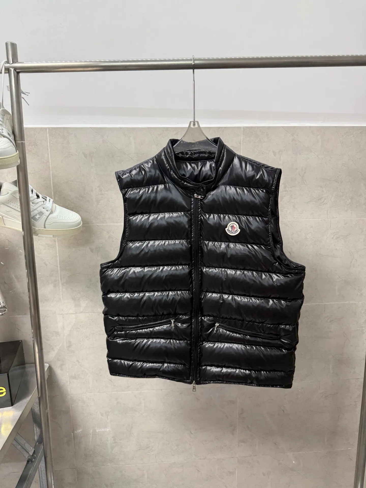 P540 Moncler Citala series new diagonal zipper small stand collar down vest It is also an evergreen model in the family. It is officially released every year and sells out every year! It is light and comfortable, has a simple style, and is practical and easy to wear. It is deeply loved by men and women, and girls with small sizes can easily control it! We are professional in down jackets, so you don’t have to worry about quality. After so many years, everyone knows it! Although this vest is a lightweight style, we also require fullness, and the throw can be said to be the limit, striving for perfection. Size: 123456