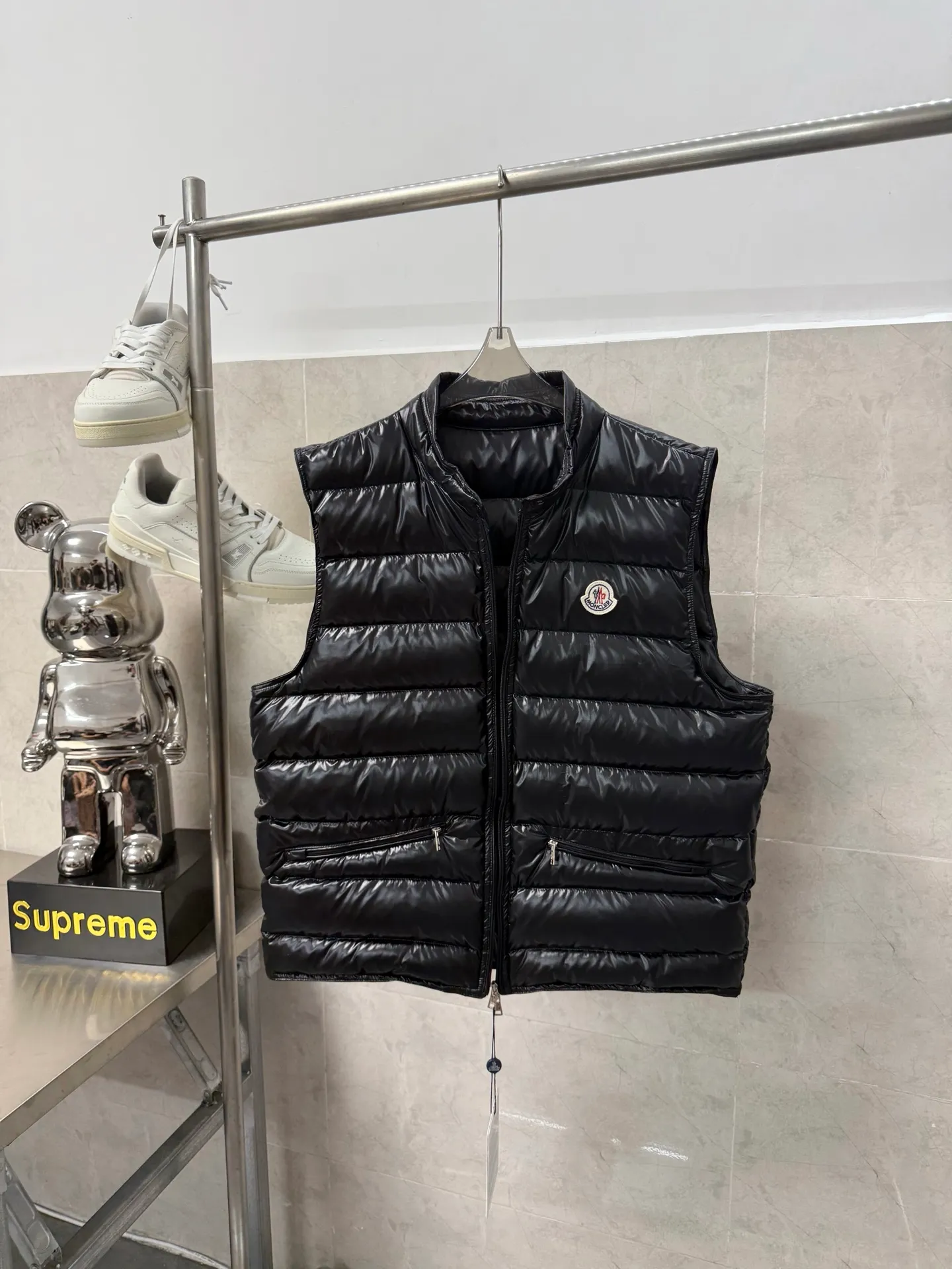 P540 Moncler Citala series new diagonal zipper small stand collar down vest It is also an evergreen model in the family. It is officially released every year and sells out every year! It is light and comfortable, has a simple style, and is practical and easy to wear. It is deeply loved by men and women, and girls with small sizes can easily control it! We are professional in down jackets, so you don’t have to worry about quality. After so many years, everyone knows it! Although this vest is a lightweight style, we also require fullness, and the throw can be said to be the limit, striving for perfection. Size: 123456