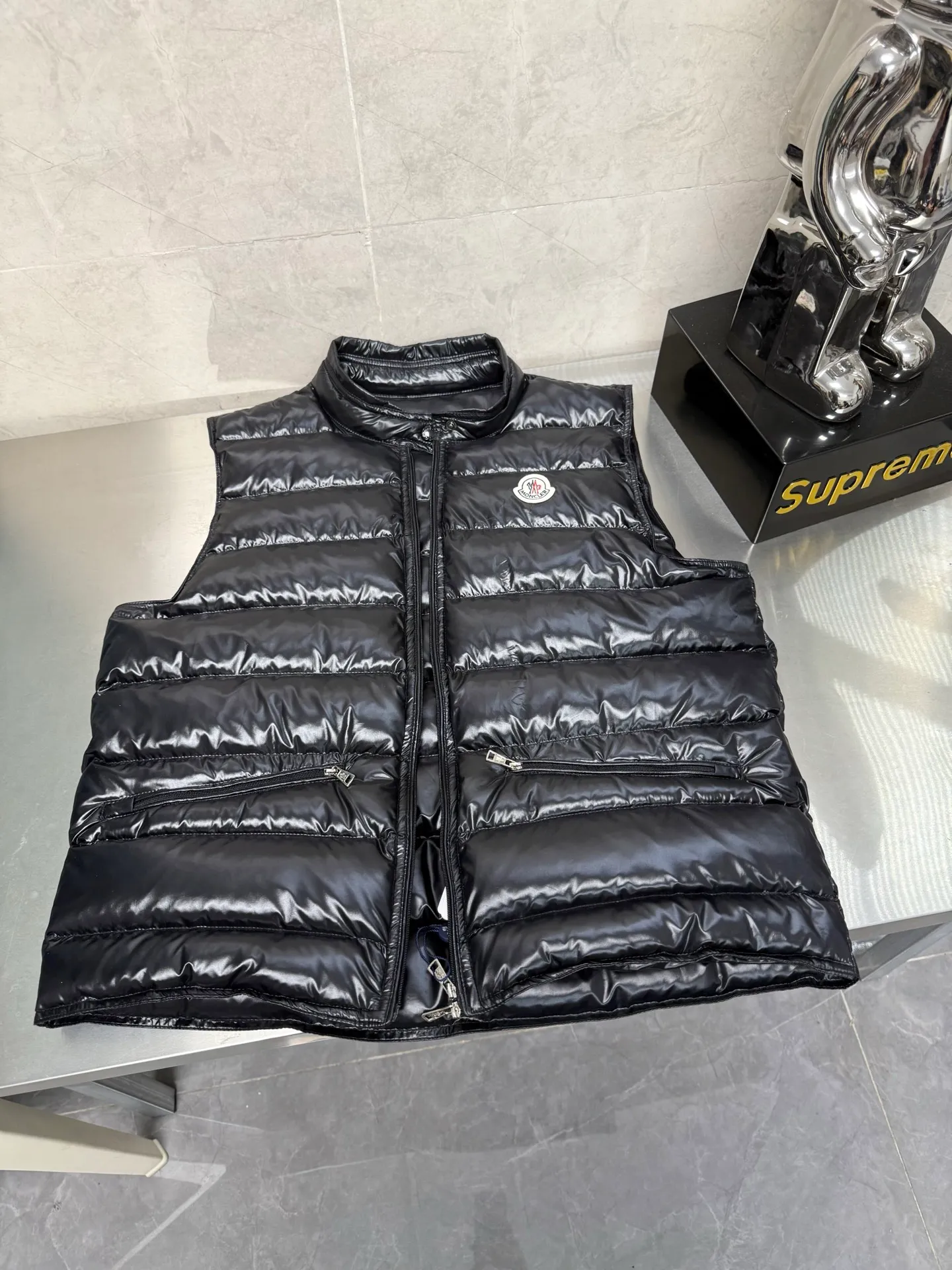 P540 Moncler Citala series new diagonal zipper small stand collar down vest It is also an evergreen model in the family. It is officially released every year and sells out every year! It is light and comfortable, has a simple style, and is practical and easy to wear. It is deeply loved by men and women, and girls with small sizes can easily control it! We are professional in down jackets, so you don’t have to worry about quality. After so many years, everyone knows it! Although this vest is a lightweight style, we also require fullness, and the throw can be said to be the limit, striving for perfection. Size: 123456