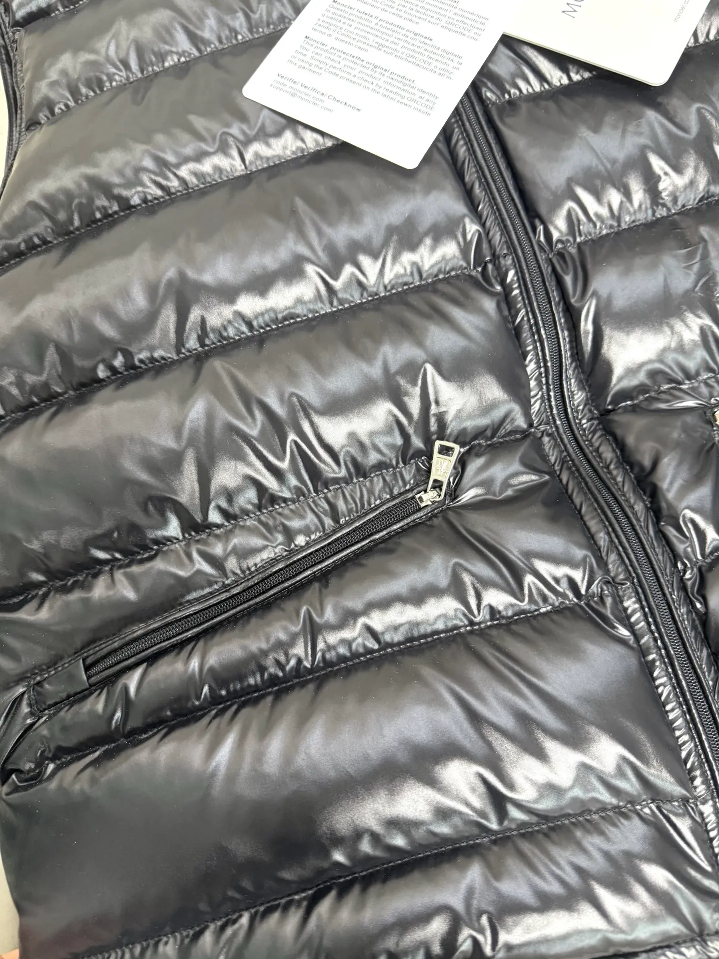 P540 Moncler Citala series new diagonal zipper small stand collar down vest It is also an evergreen model in the family. It is officially released every year and sells out every year! It is light and comfortable, has a simple style, and is practical and easy to wear. It is deeply loved by men and women, and girls with small sizes can easily control it! We are professional in down jackets, so you don’t have to worry about quality. After so many years, everyone knows it! Although this vest is a lightweight style, we also require fullness, and the throw can be said to be the limit, striving for perfection. Size: 123456