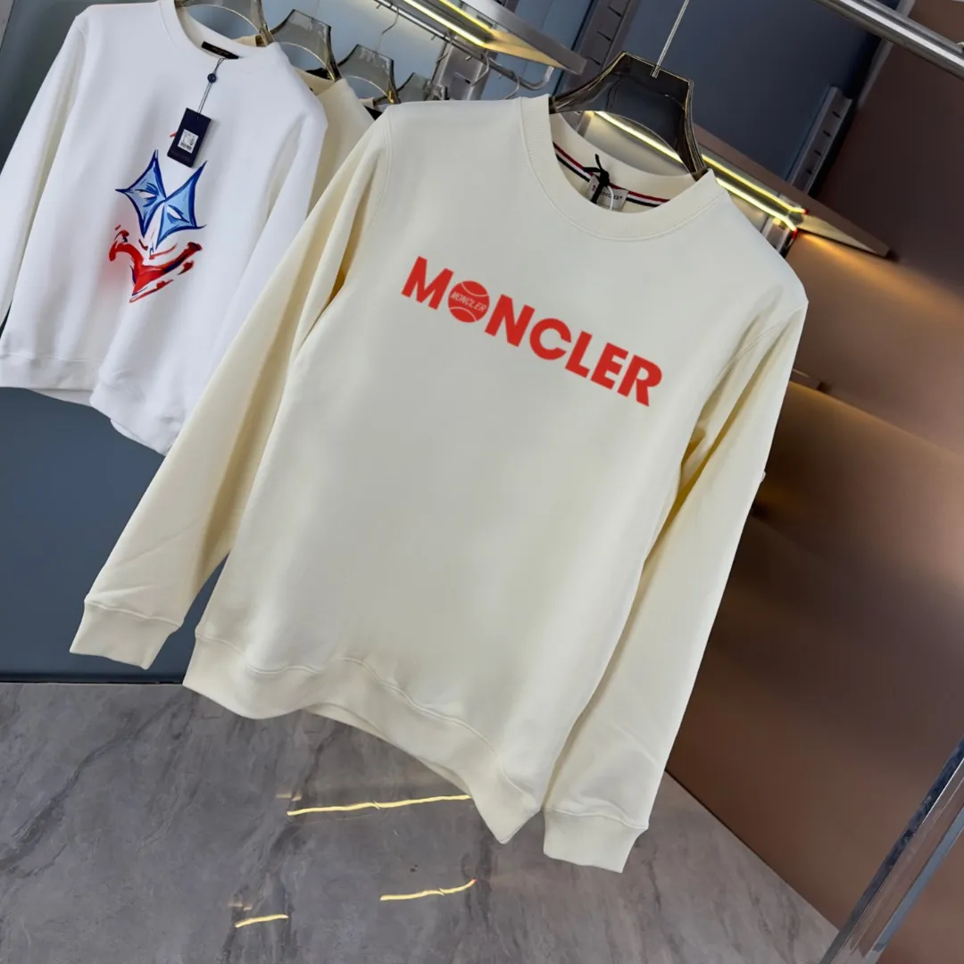 P210 high version sweatshirt) 📦With exclusive packaging📦 [Long-term ready stock] Upgraded version "Mobile phone smart sensor ~ NFC chip armband ~ Directly to the official website for anti-counterfeiting" 〖 𝐌𝐎𝐍𝐂𝐋𝐄𝐑 ~ Mouth covering〗 2025 new high quality, using 450 grams of heavyweight fabric Different from the market currency, you can mix and match everything at will and you will be handsome😎The whole clothes is made of double waistcoats. The double waistcoats make the whole dress more three-dimensional. It is not an ordinary factory that can do such fine work. 2025 autumn and winter new style, on sale at the counter, exquisite printed round neck terry sweatshirt. High-end double-ply cotton. Customized stretch ribs are dyed in the same vat. Three standards are complete. It is matched with digital printing patterns and is very breathable. Same style for men and women. Color: black, white, apricot. Size: S M L XL 2XL
