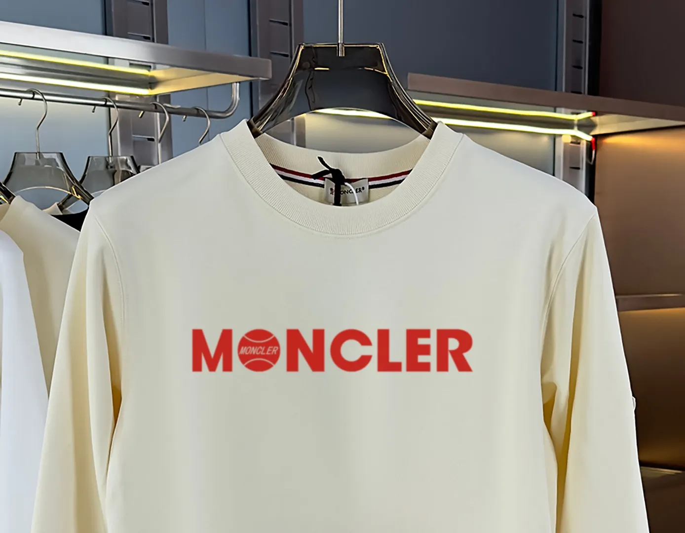 P210 high version sweatshirt) 📦With exclusive packaging📦 [Long-term ready stock] Upgraded version "Mobile phone smart sensor ~ NFC chip armband ~ Directly to the official website for anti-counterfeiting" 〖 𝐌𝐎𝐍𝐂𝐋𝐄𝐑 ~ Mouth covering〗 2025 new high quality, using 450 grams of heavyweight fabric Different from the market currency, you can mix and match everything at will and you will be handsome😎The whole clothes is made of double waistcoats. The double waistcoats make the whole dress more three-dimensional. It is not an ordinary factory that can do such fine work. 2025 autumn and winter new style, on sale at the counter, exquisite printed round neck terry sweatshirt. High-end double-ply cotton. Customized stretch ribs are dyed in the same vat. Three standards are complete. It is matched with digital printing patterns and is very breathable. Same style for men and women. Color: black, white, apricot. Size: S M L XL 2XL