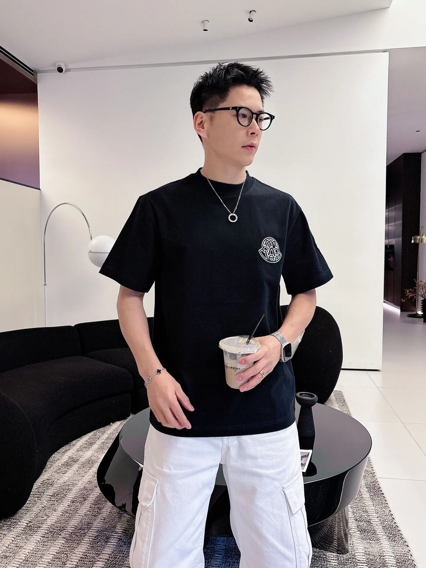 P160 Moncler 2026ss spring and summer new debut counter latest short-sleeved round neck T-shirt high-end custom design avant-garde fashion! The brand logo is designed with heavy craftsmanship. High-end customized pure cotton fabric. Soft to the touch. Comfortable to wear. Exquisite stitching at the counter level. Fine workmanship. The upper body effect is incomparably handsome! A must-have item for a stylish man! Color: Black White Red Size: S-XXL