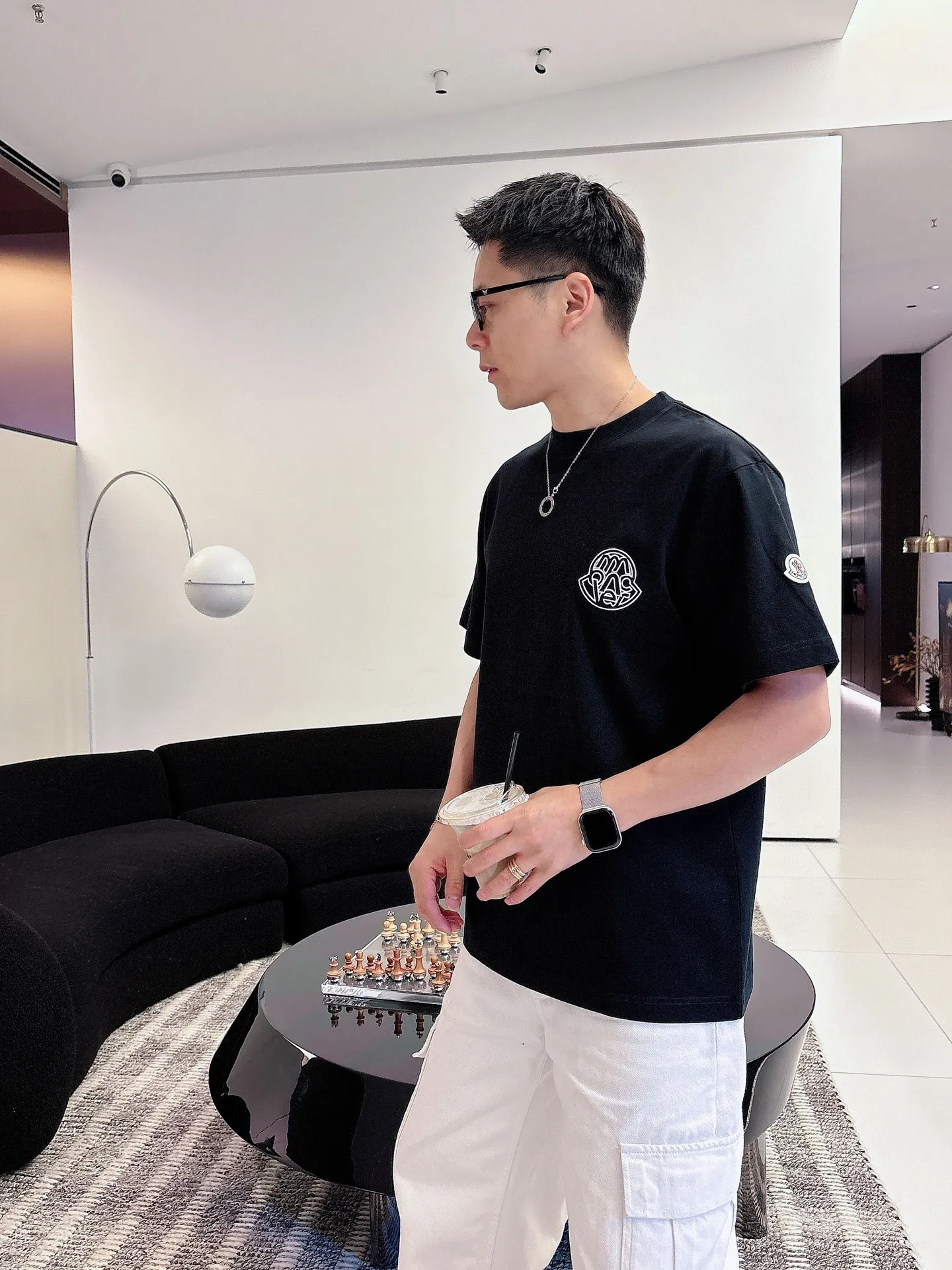P160 Moncler 2026ss spring and summer new debut counter latest short-sleeved round neck T-shirt high-end custom design avant-garde fashion! The brand logo is designed with heavy craftsmanship. High-end customized pure cotton fabric. Soft to the touch. Comfortable to wear. Exquisite stitching at the counter level. Fine workmanship. The upper body effect is incomparably handsome! A must-have item for a stylish man! Color: Black White Red Size: S-XXL