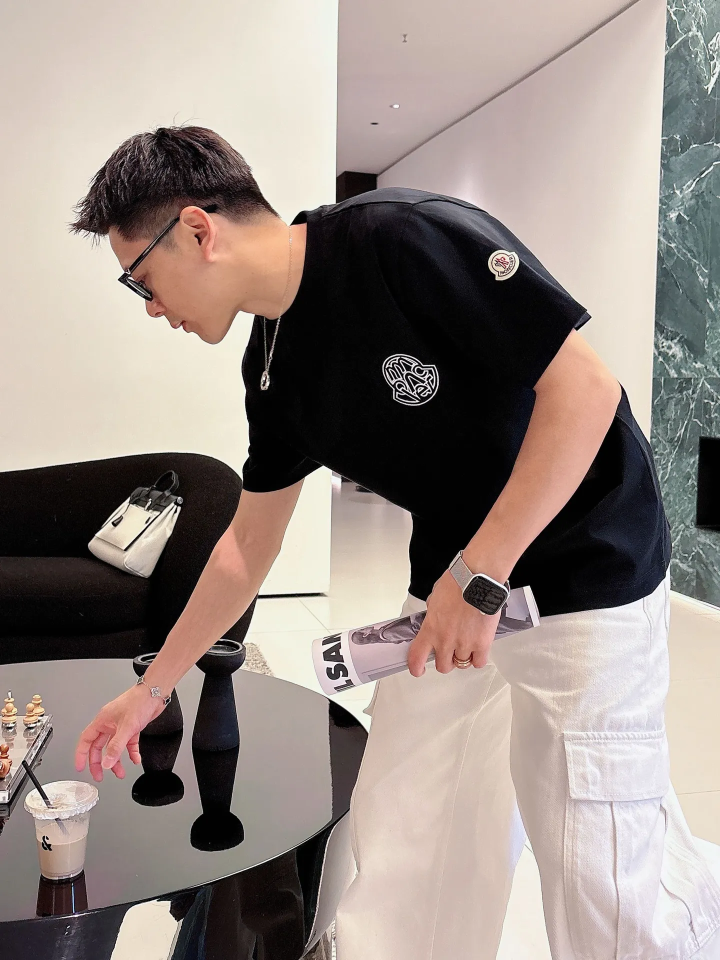 P160 Moncler 2026ss spring and summer new debut counter latest short-sleeved round neck T-shirt high-end custom design avant-garde fashion! The brand logo is designed with heavy craftsmanship. High-end customized pure cotton fabric. Soft to the touch. Comfortable to wear. Exquisite stitching at the counter level. Fine workmanship. The upper body effect is incomparably handsome! A must-have item for a stylish man! Color: Black White Red Size: S-XXL
