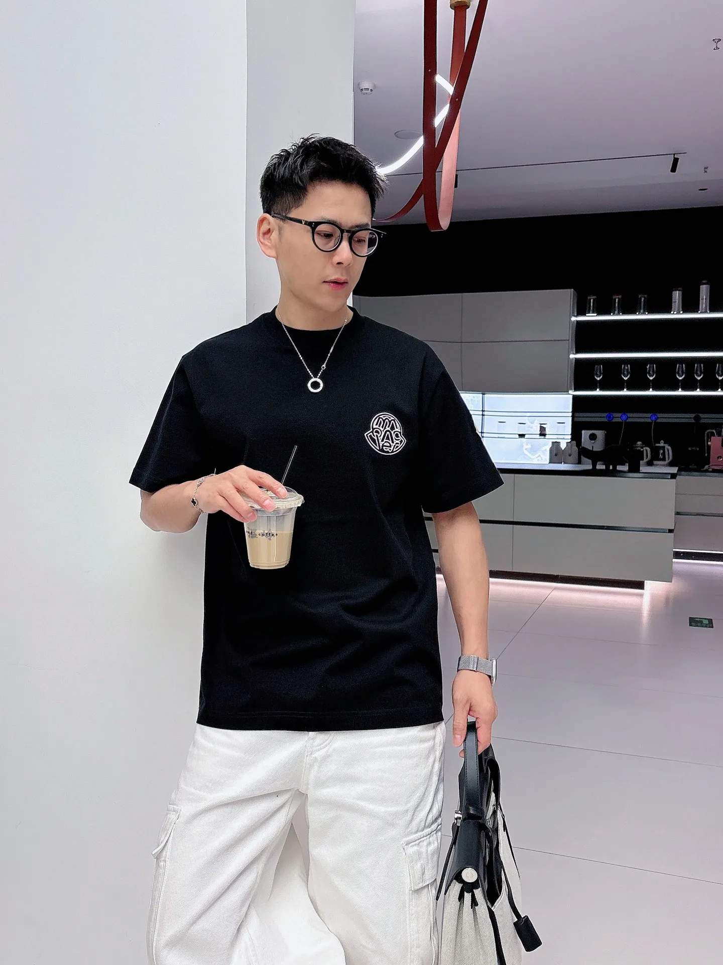 P160 Moncler 2026ss spring and summer new debut counter latest short-sleeved round neck T-shirt high-end custom design avant-garde fashion! The brand logo is designed with heavy craftsmanship. High-end customized pure cotton fabric. Soft to the touch. Comfortable to wear. Exquisite stitching at the counter level. Fine workmanship. The upper body effect is incomparably handsome! A must-have item for a stylish man! Color: Black White Red Size: S-XXL
