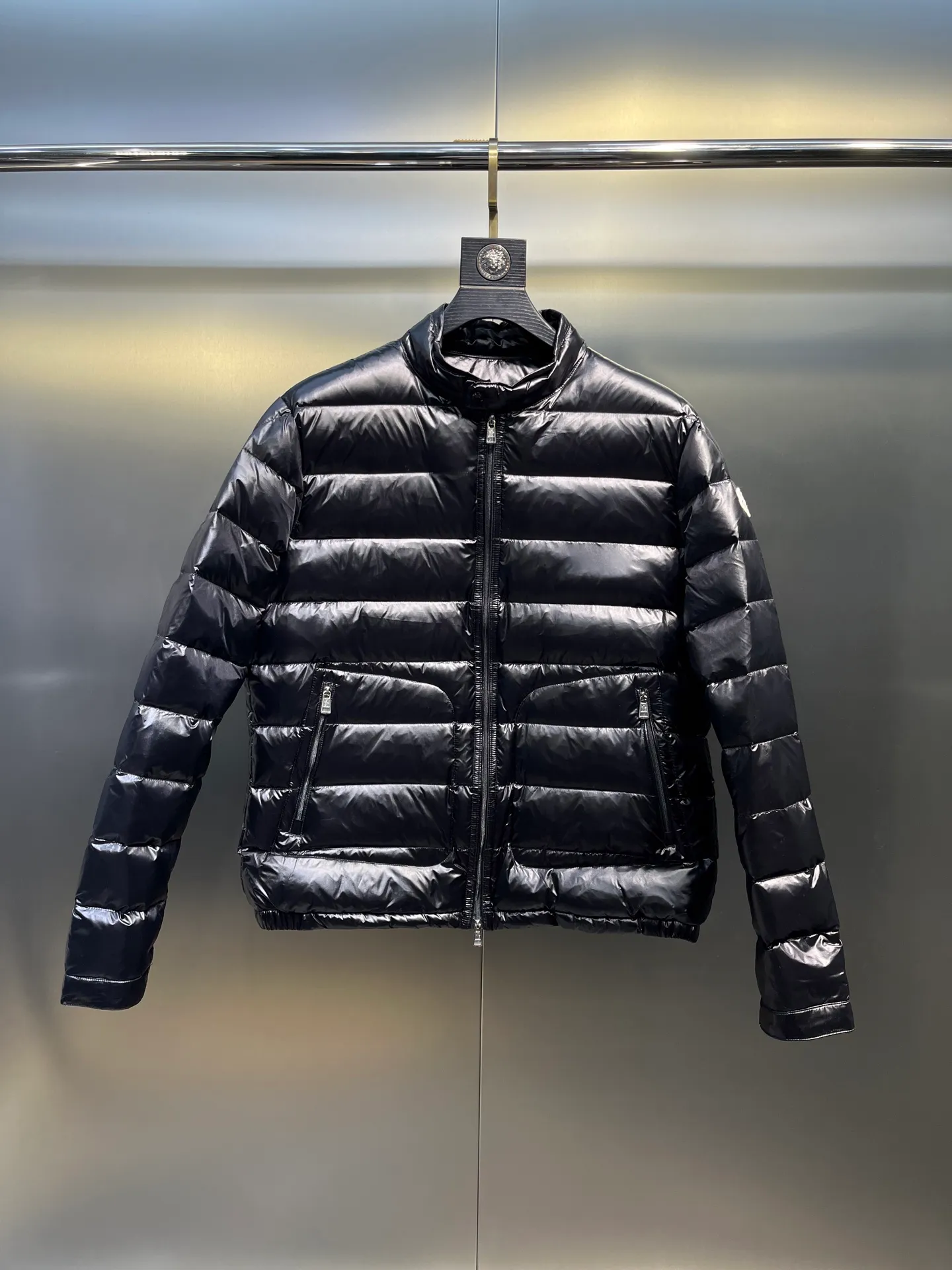 P680 MONCLER Menstrual Stand Collar Thin Down Jacket 🌟 is on sale at the same time, highly recommended to keep for yourself! The customer supplies high-density anti-drilling velvet nylon fabric and uses Longue Saison nylon down jacket. Famon's flagship fabric can definitely withstand the test! Nylon zipper pocket, hidden snap button closure collar, elastic hem and cuff design. As for the luster and brightness of the fabric, you can feel its high-end texture even more from the picture! You can carefully look through the screen to see the details. The interior is filled with 90% white duck down, and the gallbladder-free direct down filling process makes it warmer and lighter than ever before. The new oversized double pocket design elements have exquisite details and a handsome upper body!  size: 12345