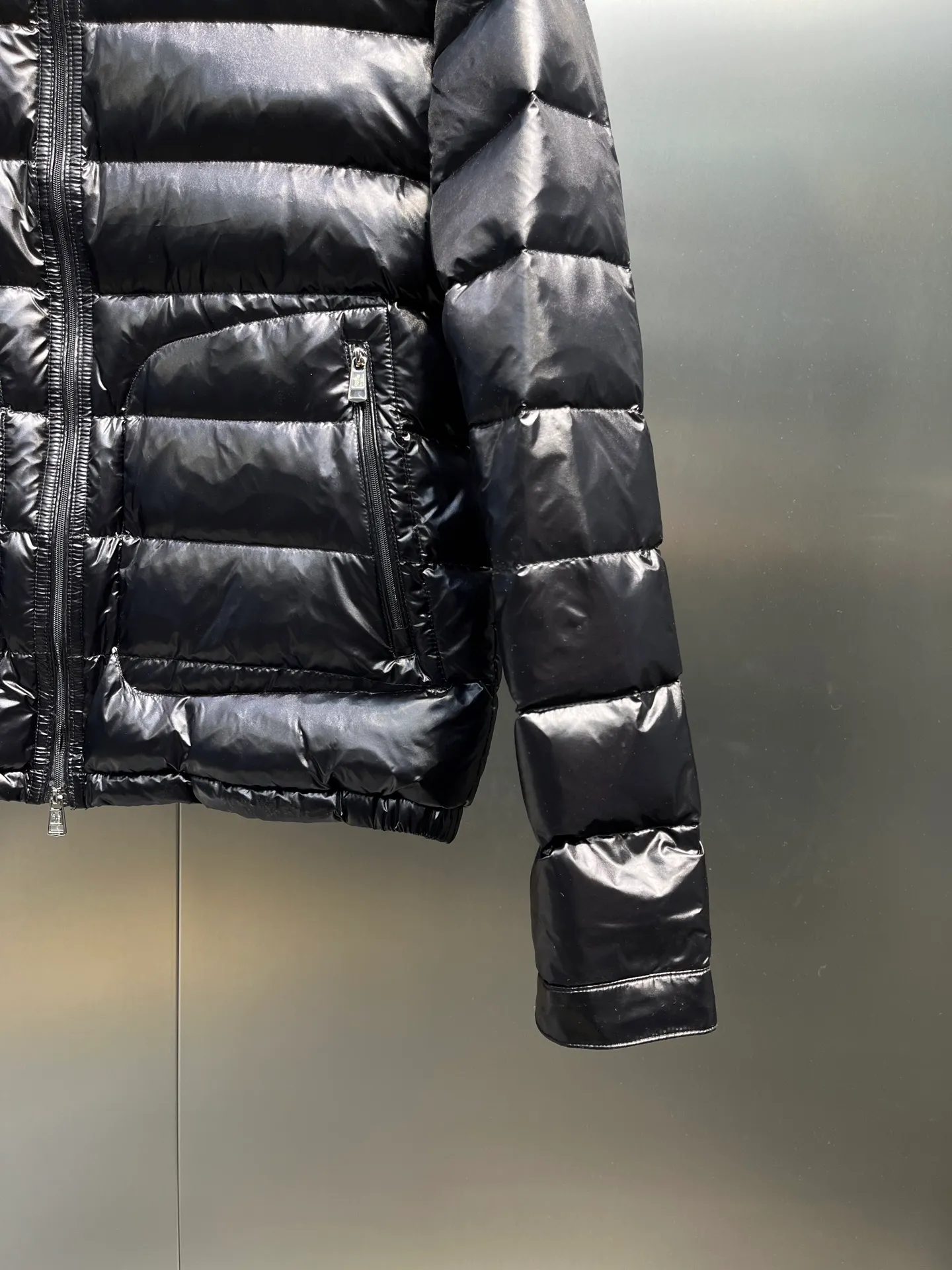 P680 MONCLER Menstrual Stand Collar Thin Down Jacket 🌟 is on sale at the same time, highly recommended to keep for yourself! The customer supplies high-density anti-drilling velvet nylon fabric and uses Longue Saison nylon down jacket. Famon's flagship fabric can definitely withstand the test! Nylon zipper pocket, hidden snap button closure collar, elastic hem and cuff design. As for the luster and brightness of the fabric, you can feel its high-end texture even more from the picture! You can carefully look through the screen to see the details. The interior is filled with 90% white duck down, and the gallbladder-free direct down filling process makes it warmer and lighter than ever before. The new oversized double pocket design elements have exquisite details and a handsome upper body!  size: 12345