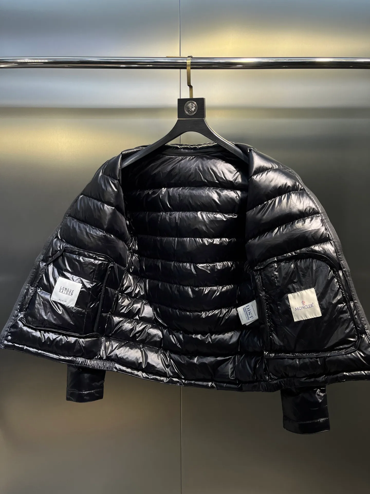 P680 MONCLER Menstrual Stand Collar Thin Down Jacket 🌟 is on sale at the same time, highly recommended to keep for yourself! The customer supplies high-density anti-drilling velvet nylon fabric and uses Longue Saison nylon down jacket. Famon's flagship fabric can definitely withstand the test! Nylon zipper pocket, hidden snap button closure collar, elastic hem and cuff design. As for the luster and brightness of the fabric, you can feel its high-end texture even more from the picture! You can carefully look through the screen to see the details. The interior is filled with 90% white duck down, and the gallbladder-free direct down filling process makes it warmer and lighter than ever before. The new oversized double pocket design elements have exquisite details and a handsome upper body!  size: 12345