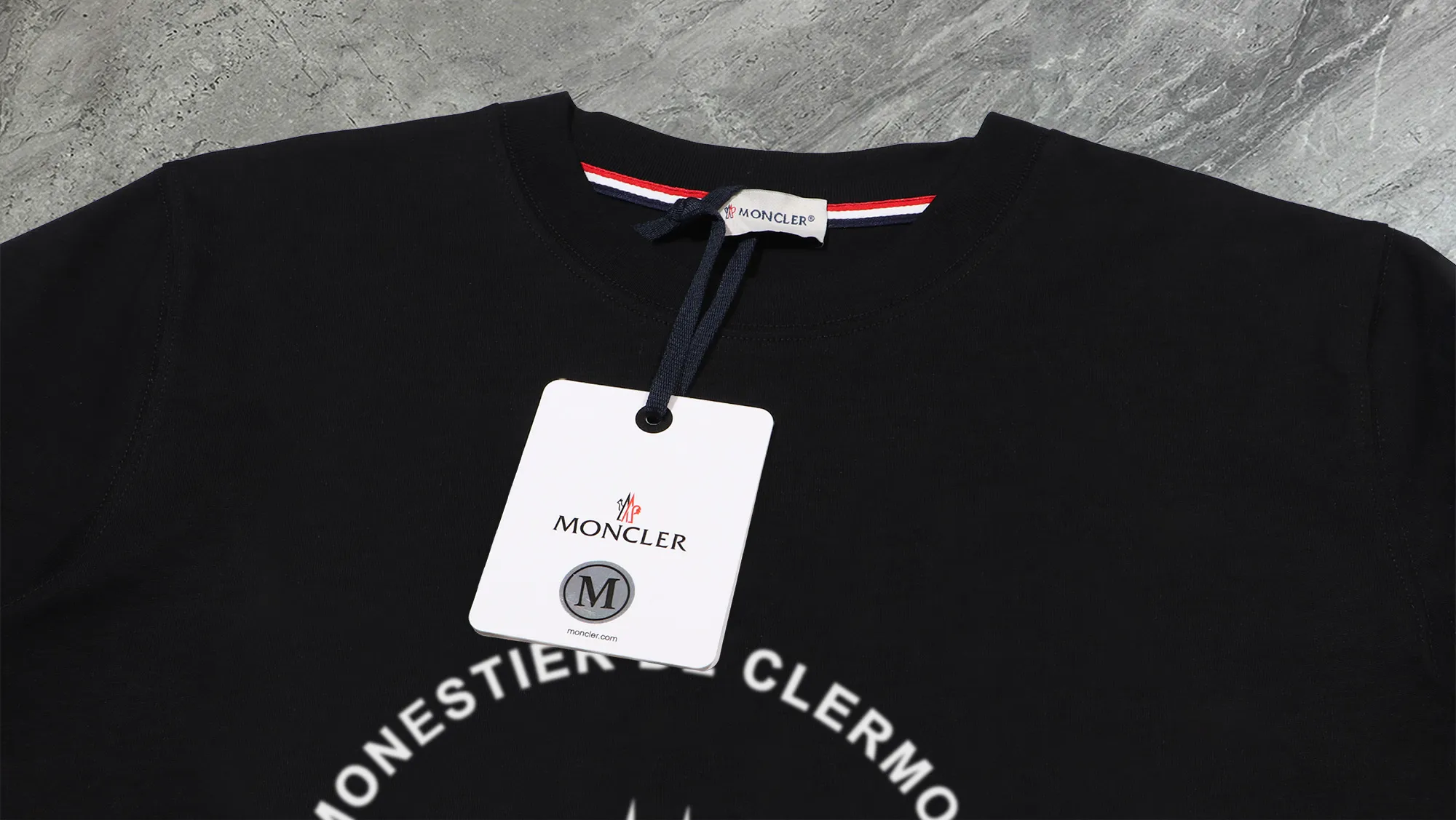 P210 High-version sweatshirt) [Long-term stock] 〖𝐌𝐎𝐍𝐂𝐋𝐄𝐑~Mask〗 Made of 440g heavy-weight fabric. It is different from the market currency. It can be matched with any variety and is properly handsome. 😎The whole dress is made of double waistcoats. The double waistcoats make the whole dress more three-dimensional. Not ordinary factories can do such fine work. 2025 Spring runway version of the T stage, on sale at the counter, round neck terry sweatshirt, high-end double-strand pure cotton, custom-made stretch ribs, dyed in the same vat, complete with three standards, matched with exquisite embroidered LOGO on the chest, simple and advanced, same style for men and women. Color: black, apricot, white, size: S M L XL 2XL