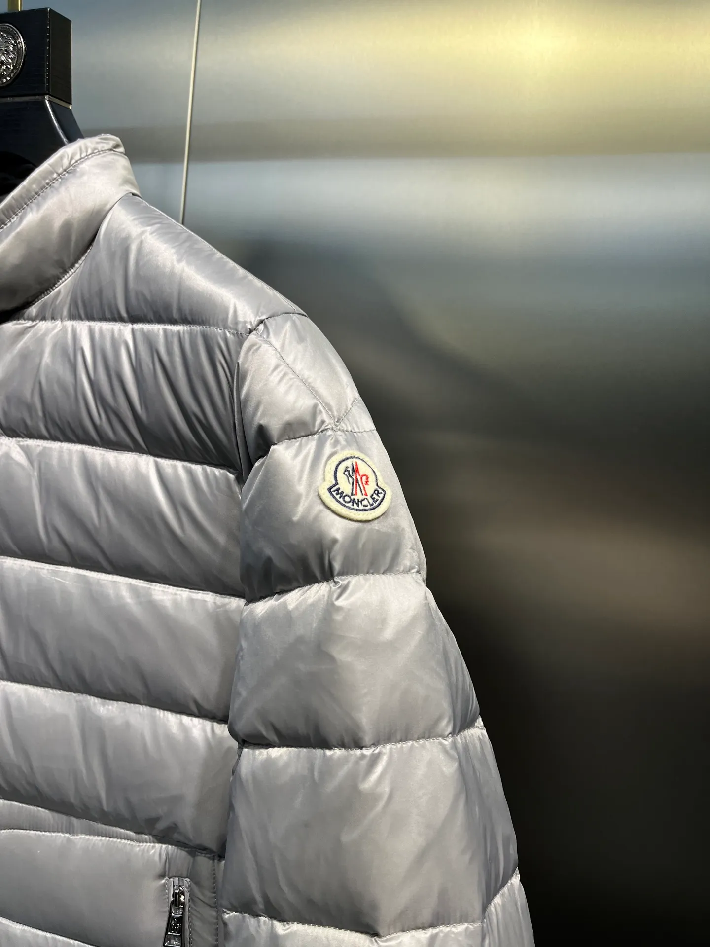 P680 MONCLER Menstrual Stand Collar Thin Down Jacket 🌟 is on sale at the same time, highly recommended to keep for yourself! The customer supplies high-density anti-drilling velvet nylon fabric and uses Longue Saison nylon down jacket. Famon's flagship fabric can definitely withstand the test! Nylon zipper pocket, hidden snap button closure collar, elastic hem and cuff design. As for the luster and brightness of the fabric, you can feel its high-end texture even more from the picture! You can carefully look through the screen to see the details. The interior is filled with 90% white duck down, and the gallbladder-free direct down filling process makes it warmer and lighter than ever before. The new oversized double pocket design elements have exquisite details and a handsome upper body!  size: 12345