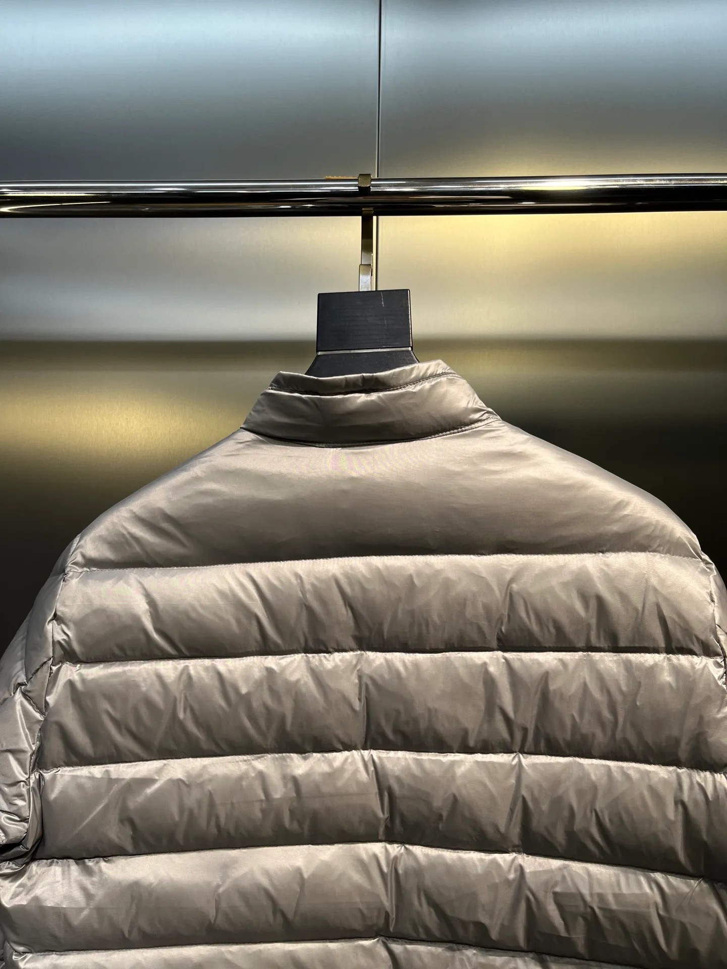 P680 MONCLER Menstrual Stand Collar Thin Down Jacket 🌟 is on sale at the same time, highly recommended to keep for yourself! The customer supplies high-density anti-drilling velvet nylon fabric and uses Longue Saison nylon down jacket. Famon's flagship fabric can definitely withstand the test! Nylon zipper pocket, hidden snap button closure collar, elastic hem and cuff design. As for the luster and brightness of the fabric, you can feel its high-end texture even more from the picture! You can carefully look through the screen to see the details. The interior is filled with 90% white duck down, and the gallbladder-free direct down filling process makes it warmer and lighter than ever before. The new oversized double pocket design elements have exquisite details and a handsome upper body!  size: 12345
