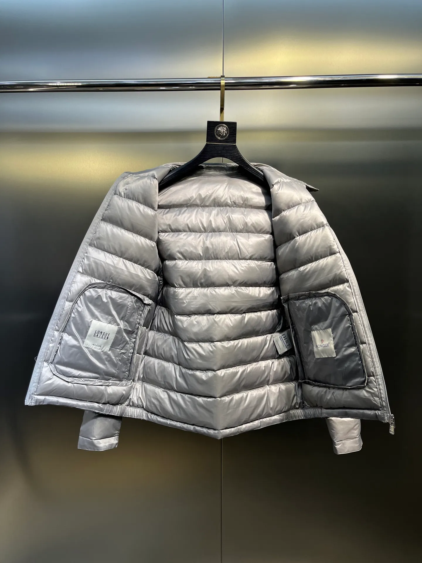P680 MONCLER Menstrual Stand Collar Thin Down Jacket 🌟 is on sale at the same time, highly recommended to keep for yourself! The customer supplies high-density anti-drilling velvet nylon fabric and uses Longue Saison nylon down jacket. Famon's flagship fabric can definitely withstand the test! Nylon zipper pocket, hidden snap button closure collar, elastic hem and cuff design. As for the luster and brightness of the fabric, you can feel its high-end texture even more from the picture! You can carefully look through the screen to see the details. The interior is filled with 90% white duck down, and the gallbladder-free direct down filling process makes it warmer and lighter than ever before. The new oversized double pocket design elements have exquisite details and a handsome upper body!  size: 12345