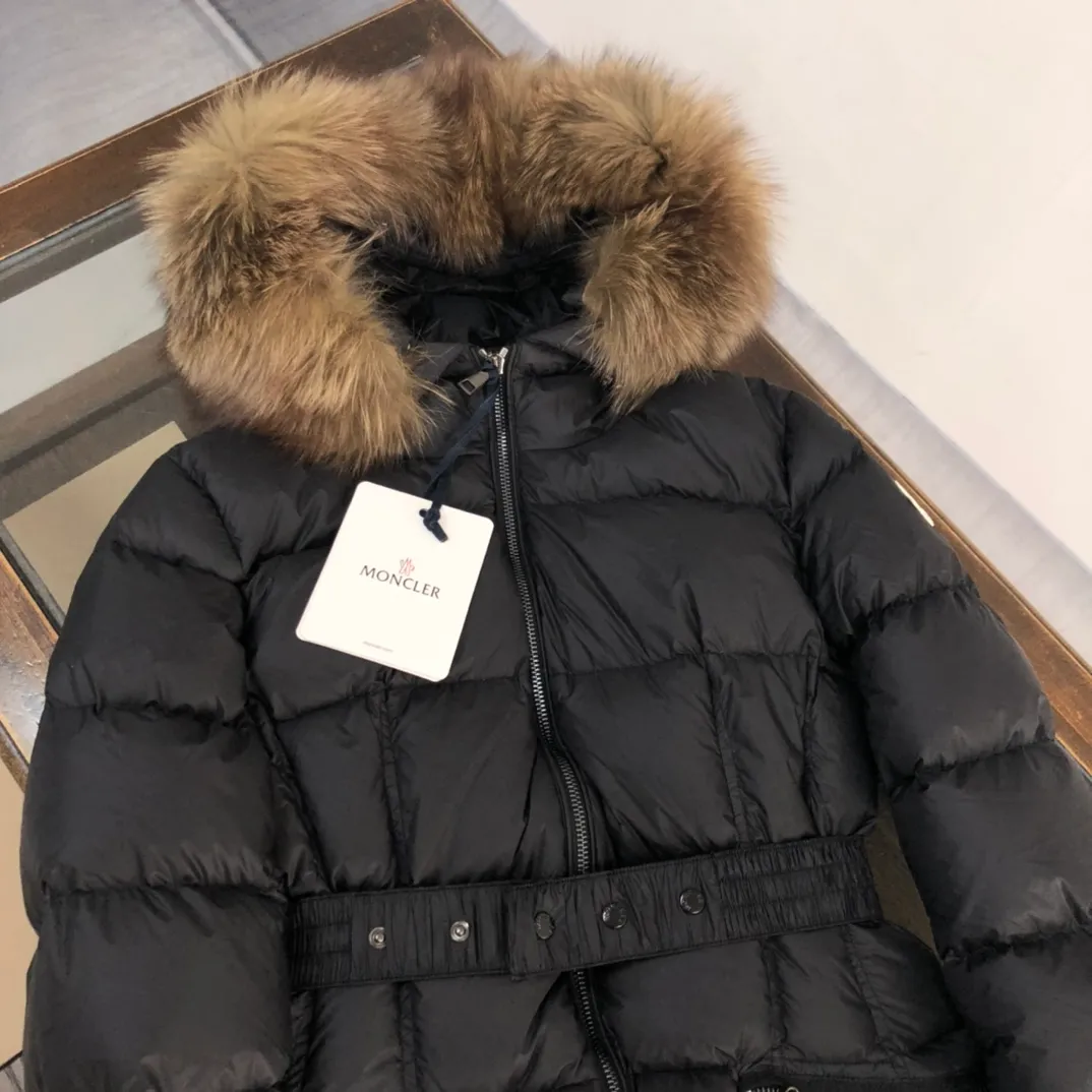 P1080 ——————Women's model🧡🧡🧡 MONCLER Mouth-covered mid-length down jacket Women's hooded down jacket, original version 1:1, with an elastic waistband at the back, plus a color-matching movable belt, the fabric is soft and comfortable, 90 velvet has good loft, slim fit, the upper body is light and neat, warm and not bloated ✨Supports NFC chip verification👍 Real shot of oversized fox fur collar 👇 Color: black, green Size: 1234 (shipped next day)