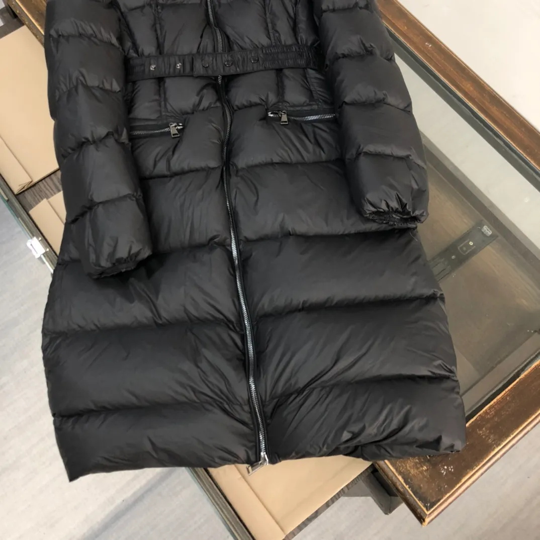 P1080 ——————Women's model🧡🧡🧡 MONCLER Mouth-covered mid-length down jacket Women's hooded down jacket, original version 1:1, with an elastic waistband at the back, plus a color-matching movable belt, the fabric is soft and comfortable, 90 velvet has good loft, slim fit, the upper body is light and neat, warm and not bloated ✨Supports NFC chip verification👍 Real shot of oversized fox fur collar 👇 Color: black, green Size: 1234 (shipped next day)