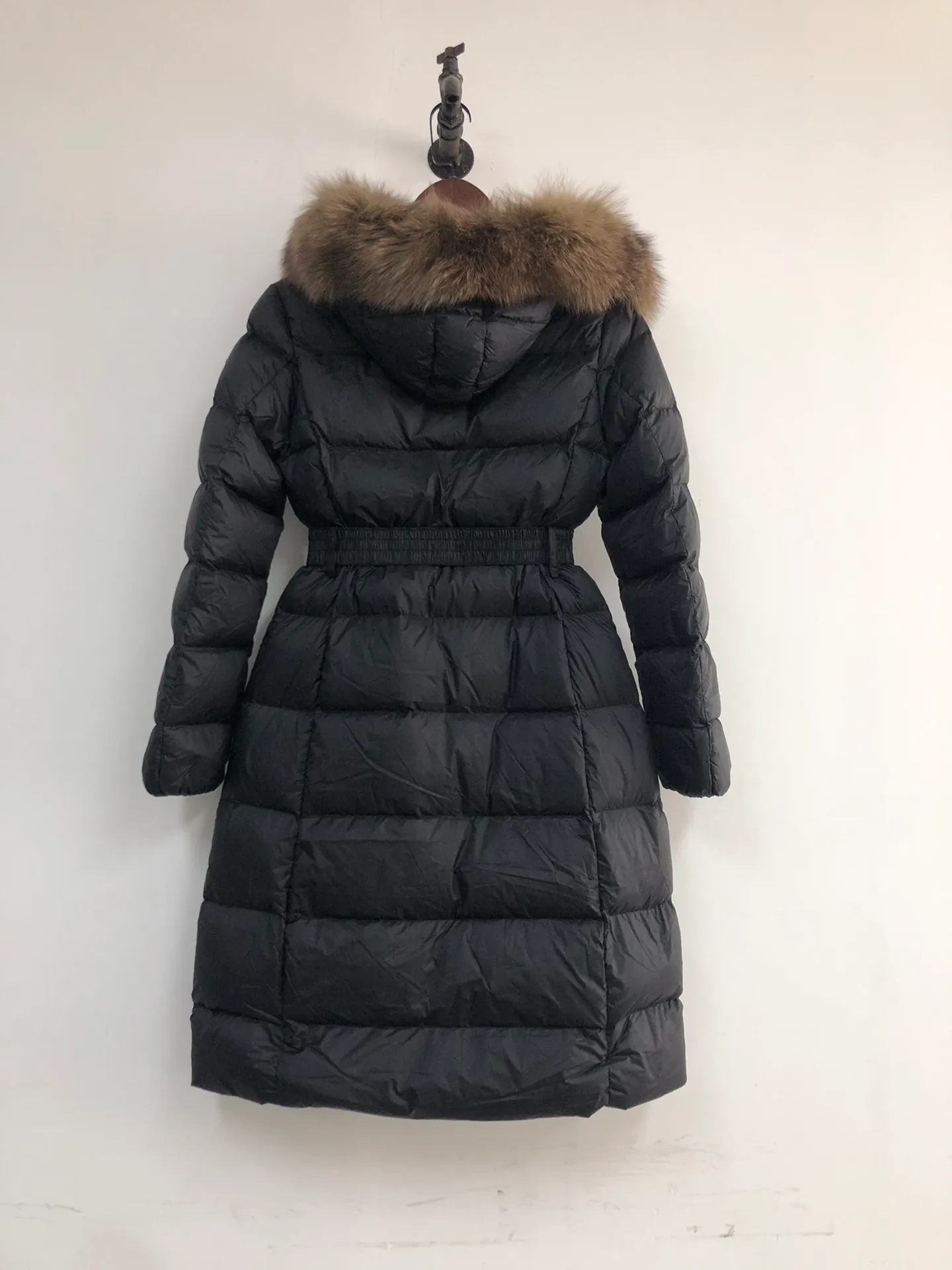 P1080 ——————Women's model🧡🧡🧡 MONCLER Mouth-covered mid-length down jacket Women's hooded down jacket, original version 1:1, with an elastic waistband at the back, plus a color-matching movable belt, the fabric is soft and comfortable, 90 velvet has good loft, slim fit, the upper body is light and neat, warm and not bloated ✨Supports NFC chip verification👍 Real shot of oversized fox fur collar 👇 Color: black, green Size: 1234 (shipped next day)