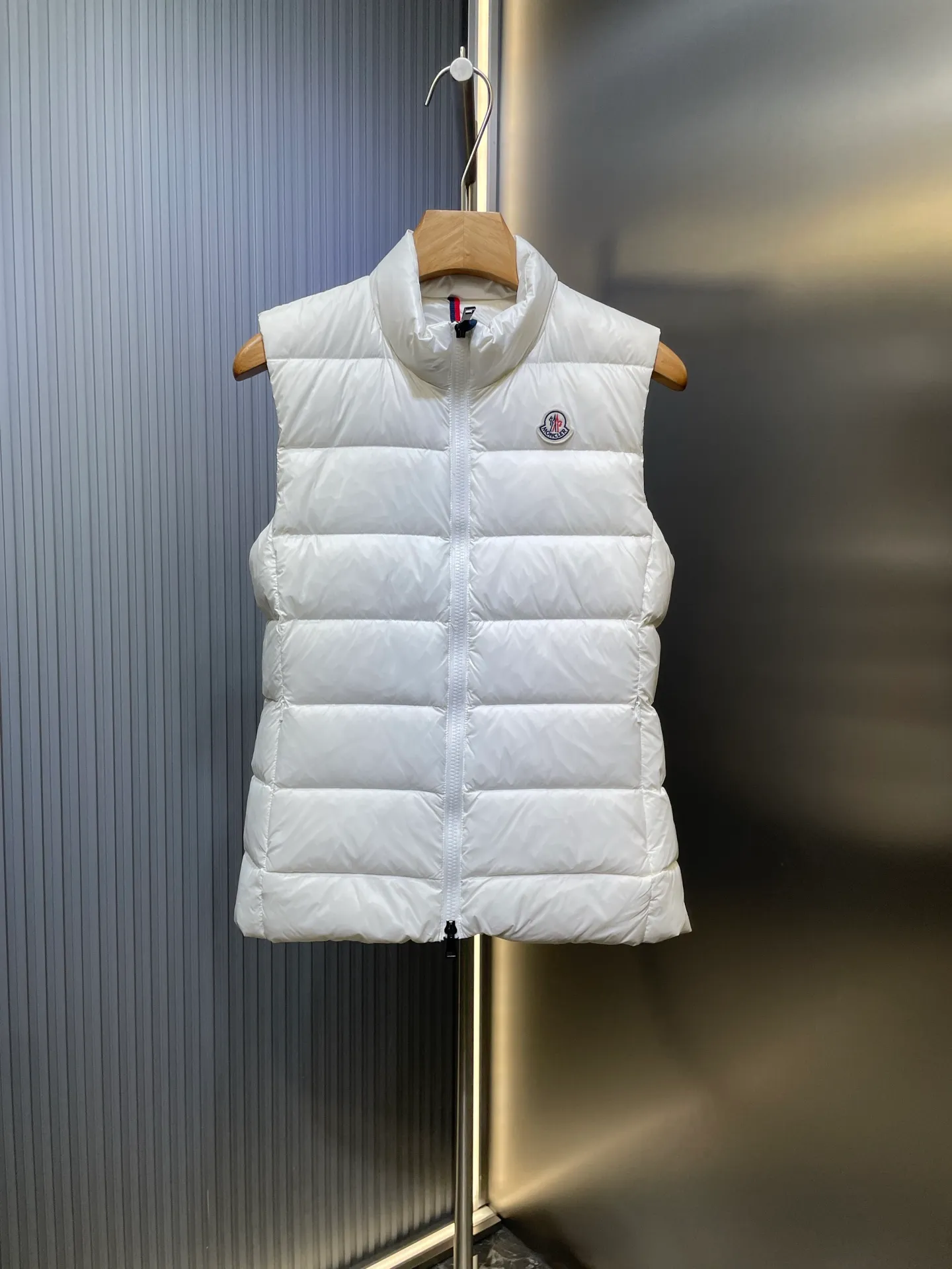 P720 moncler/Mongolian down vest 🌟 Mengjia's top product, the treasure of the store】Belatedly, good products and good styles from channels! Meng Mouth Ace Channel List, the most classic and popular nylon down stand-up collar women's vest and down vest😄 kills all versions on the market. It can only be said that it is not on the same level. No matter in terms of material, detail restoration and craftsmanship, it is not afraid of any challenges, just to provide everyone with wonderful products. Simple nylon production, unique stand-up collar design, small zipper decoration on both sides, both down filling and pudding seams are unique. The most classic and recognizable new stand-up collar design is embellished with the brand logo, and the upper body is very high-street style! The combination of zipper and hardware looks more advanced! A simple design allows you not to be afraid of the cold in winter! Filled with white down for warmth and care! The two-way zipper fly can adjust the shape of the clothing and lock in the temperature! The imported fabrics are supplied by customers, are windproof and snowproof, have a first-class feel, full texture, and no velvet leakage! The inside is full of down, international standard 90% white duck down ➕ 10% white duck feathers! High fluffiness and great warmth retention properties! Simple silhouettes and cuts can be styled in any style! How to tell whether a piece of down has high down content? Open the inside and press the convex part of the down, and it will rebound slowly! Please pay attention to the distinction. The ingredients of many washed wheat products on the market are different from the real thing! Our family guarantees that not a single ingredient is missing! Outer material: Adopt, not only breathable and comfortable to wear! It is also waterproof, windproof, low temperature resistant, antistatic, and anti-wrinkle! Specially designed ultra-durable fabric to keep you warm and dry even in extreme environmental climates! Outer layer material: customized m fabric material provided by customers! High density! Not only is it breathable and comfortable to wear! It also has good anti-low temperature, anti-static and anti-wrinkle effects! Specially designed ultra-durable fabric to keep you warm and dry even in extreme environmental climates! Classic black is full of high-end feel. It can bring you the best warmth in late autumn with pure British blood! Bring an extraordinary experience! A down vest can bring you plenty of warmth in autumn and winter when the temperature changes suddenly!  If you come across such a beautiful model, hurry up and grab it. Exclusive stock, exclusive resource gifts, super recommended! Needless to say, it’s a good thing. It would be a pity to miss it. I look forward to your fans’ perfect performance! ! size: 1234