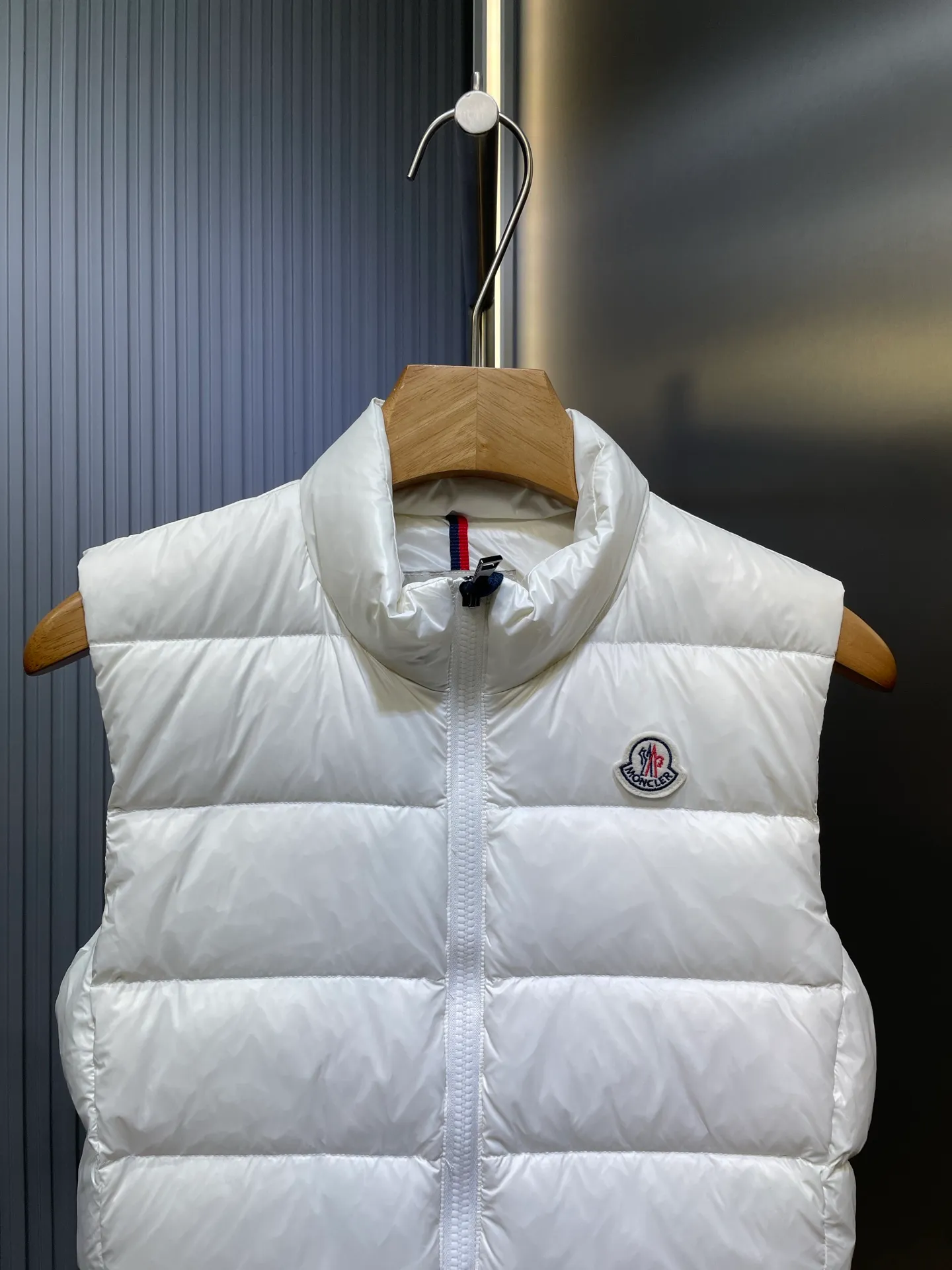 P720 moncler/Mongolian down vest 🌟 Mengjia's top product, the treasure of the store】Belatedly, good products and good styles from channels! Meng Mouth Ace Channel List, the most classic and popular nylon down stand-up collar women's vest and down vest😄 kills all versions on the market. It can only be said that it is not on the same level. No matter in terms of material, detail restoration and craftsmanship, it is not afraid of any challenges, just to provide everyone with wonderful products. Simple nylon production, unique stand-up collar design, small zipper decoration on both sides, both down filling and pudding seams are unique. The most classic and recognizable new stand-up collar design is embellished with the brand logo, and the upper body is very high-street style! The combination of zipper and hardware looks more advanced! A simple design allows you not to be afraid of the cold in winter! Filled with white down for warmth and care! The two-way zipper fly can adjust the shape of the clothing and lock in the temperature! The imported fabrics are supplied by customers, are windproof and snowproof, have a first-class feel, full texture, and no velvet leakage! The inside is full of down, international standard 90% white duck down ➕ 10% white duck feathers! High fluffiness and great warmth retention properties! Simple silhouettes and cuts can be styled in any style! How to tell whether a piece of down has high down content? Open the inside and press the convex part of the down, and it will rebound slowly! Please pay attention to the distinction. The ingredients of many washed wheat products on the market are different from the real thing! Our family guarantees that not a single ingredient is missing! Outer material: Adopt, not only breathable and comfortable to wear! It is also waterproof, windproof, low temperature resistant, antistatic, and anti-wrinkle! Specially designed ultra-durable fabric to keep you warm and dry even in extreme environmental climates! Outer layer material: customized m fabric material provided by customers! High density! Not only is it breathable and comfortable to wear! It also has good anti-low temperature, anti-static and anti-wrinkle effects! Specially designed ultra-durable fabric to keep you warm and dry even in extreme environmental climates! Classic black is full of high-end feel. It can bring you the best warmth in late autumn with pure British blood! Bring an extraordinary experience! A down vest can bring you plenty of warmth in autumn and winter when the temperature changes suddenly!  If you come across such a beautiful model, hurry up and grab it. Exclusive stock, exclusive resource gifts, super recommended! Needless to say, it’s a good thing. It would be a pity to miss it. I look forward to your fans’ perfect performance! ! size: 1234
