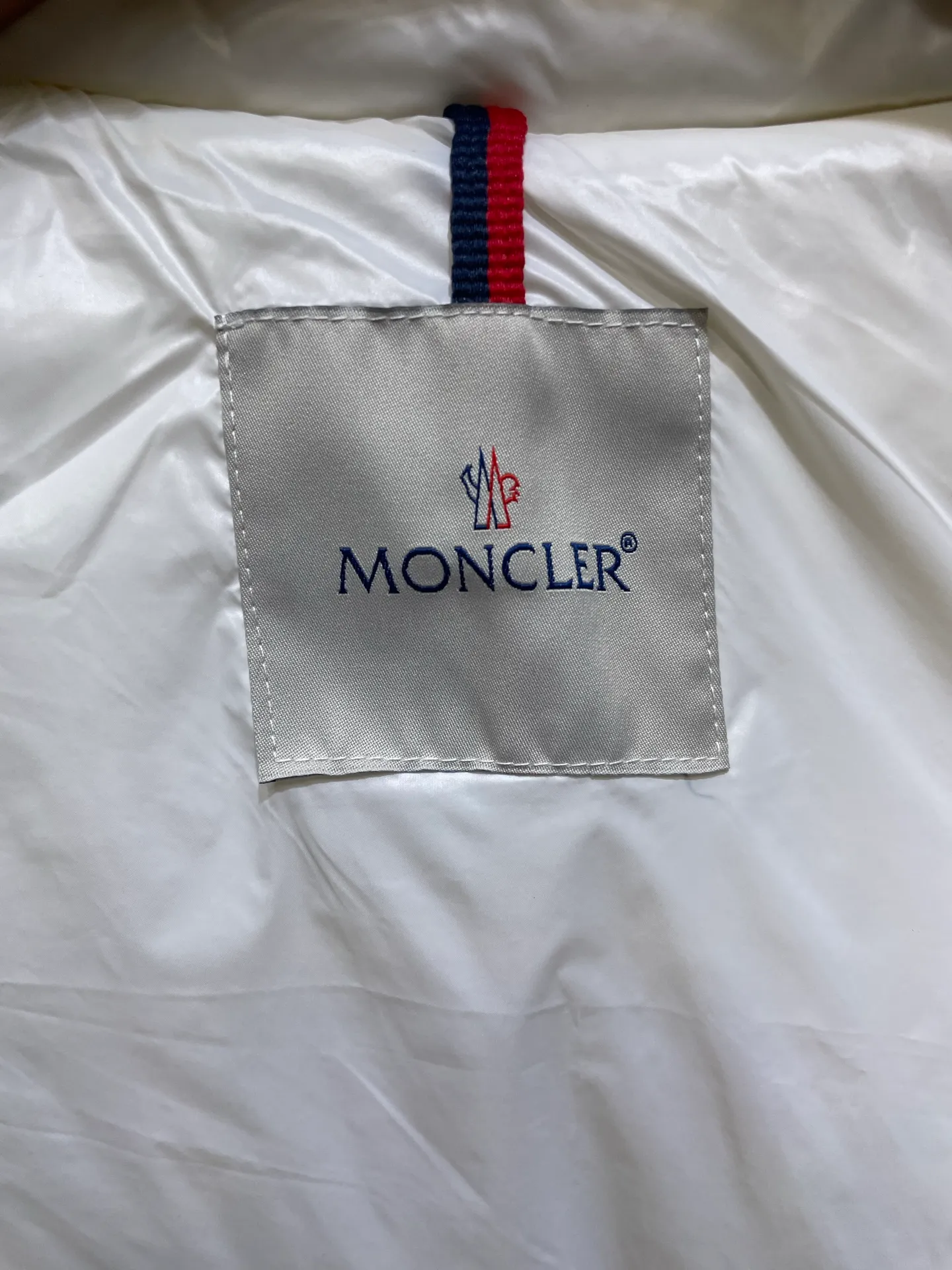 P720 moncler/Mongolian down vest 🌟 Mengjia's top product, the treasure of the store】Belatedly, good products and good styles from channels! Meng Mouth Ace Channel List, the most classic and popular nylon down stand-up collar women's vest and down vest😄 kills all versions on the market. It can only be said that it is not on the same level. No matter in terms of material, detail restoration and craftsmanship, it is not afraid of any challenges, just to provide everyone with wonderful products. Simple nylon production, unique stand-up collar design, small zipper decoration on both sides, both down filling and pudding seams are unique. The most classic and recognizable new stand-up collar design is embellished with the brand logo, and the upper body is very high-street style! The combination of zipper and hardware looks more advanced! A simple design allows you not to be afraid of the cold in winter! Filled with white down for warmth and care! The two-way zipper fly can adjust the shape of the clothing and lock in the temperature! The imported fabrics are supplied by customers, are windproof and snowproof, have a first-class feel, full texture, and no velvet leakage! The inside is full of down, international standard 90% white duck down ➕ 10% white duck feathers! High fluffiness and great warmth retention properties! Simple silhouettes and cuts can be styled in any style! How to tell whether a piece of down has high down content? Open the inside and press the convex part of the down, and it will rebound slowly! Please pay attention to the distinction. The ingredients of many washed wheat products on the market are different from the real thing! Our family guarantees that not a single ingredient is missing! Outer material: Adopt, not only breathable and comfortable to wear! It is also waterproof, windproof, low temperature resistant, antistatic, and anti-wrinkle! Specially designed ultra-durable fabric to keep you warm and dry even in extreme environmental climates! Outer layer material: customized m fabric material provided by customers! High density! Not only is it breathable and comfortable to wear! It also has good anti-low temperature, anti-static and anti-wrinkle effects! Specially designed ultra-durable fabric to keep you warm and dry even in extreme environmental climates! Classic black is full of high-end feel. It can bring you the best warmth in late autumn with pure British blood! Bring an extraordinary experience! A down vest can bring you plenty of warmth in autumn and winter when the temperature changes suddenly!  If you come across such a beautiful model, hurry up and grab it. Exclusive stock, exclusive resource gifts, super recommended! Needless to say, it’s a good thing. It would be a pity to miss it. I look forward to your fans’ perfect performance! ! size: 1234