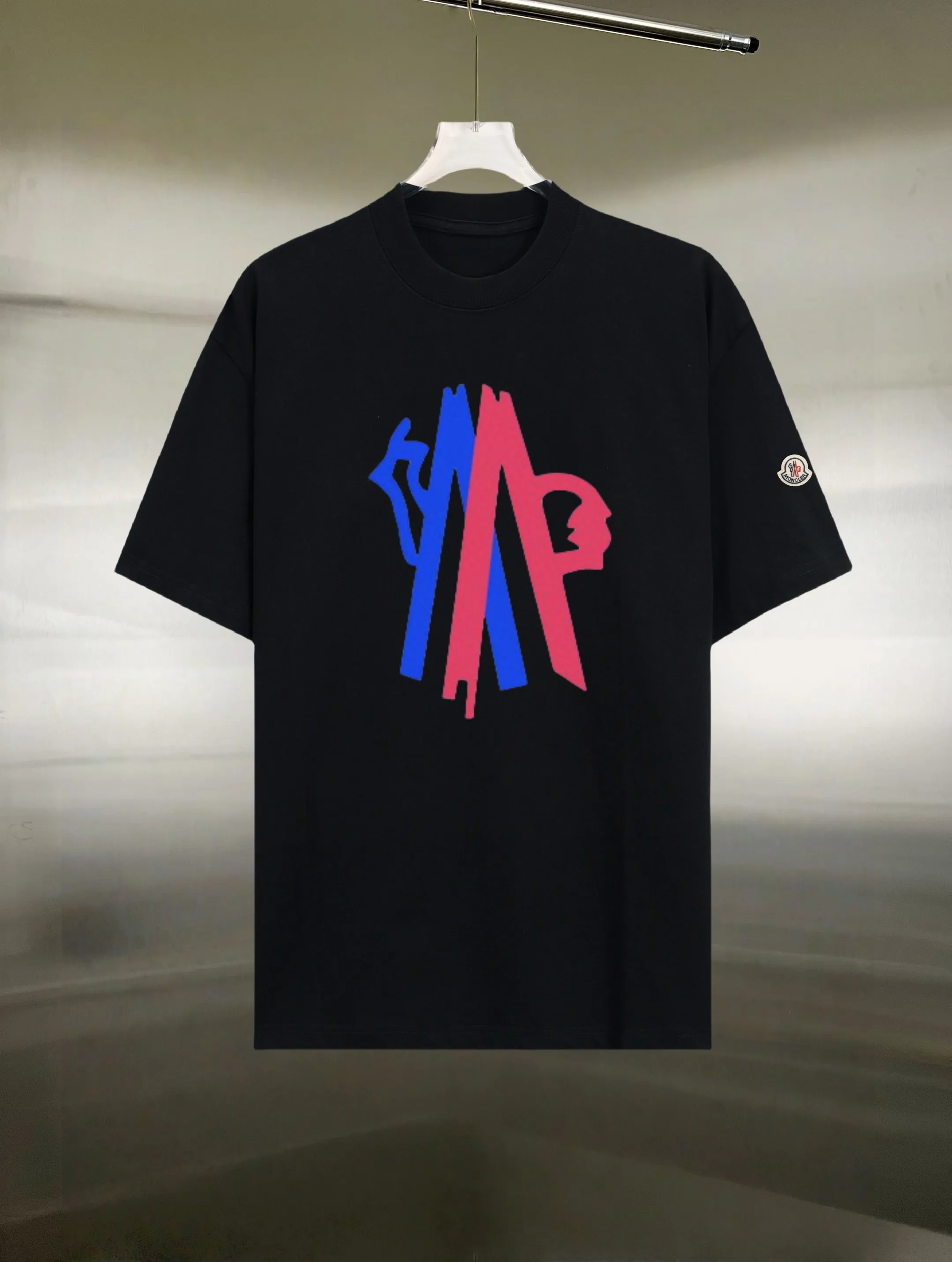 P130 Style: Moncler/muzzled short-sleeved T-shirt Fabric: 300g double yarn 100% cotton Rib: 320g Solona Process: Printing Color: White Black Size: S M L XL XXL No gender distinction, same style for men and women