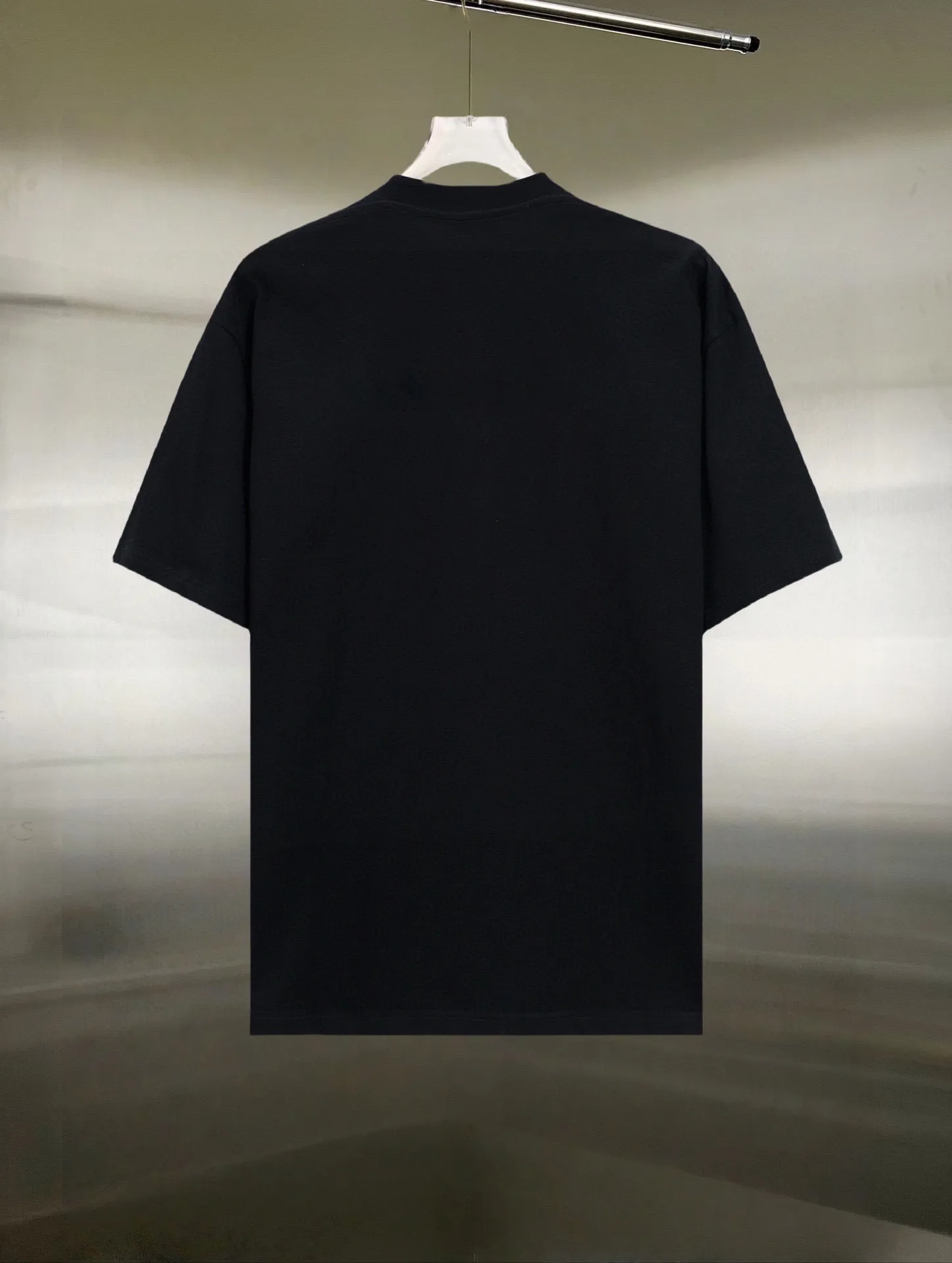 P130 Style: Moncler/muzzled short-sleeved T-shirt Fabric: 300g double yarn 100% cotton Rib: 320g Solona Process: Printing Color: White Black Size: S M L XL XXL No gender distinction, same style for men and women